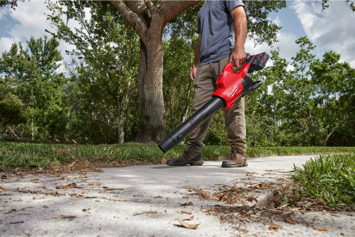 Suflantă Milwaukee M18 F2BL FUEL™ cu 2 acumulatori, cu duză conică și duză plată