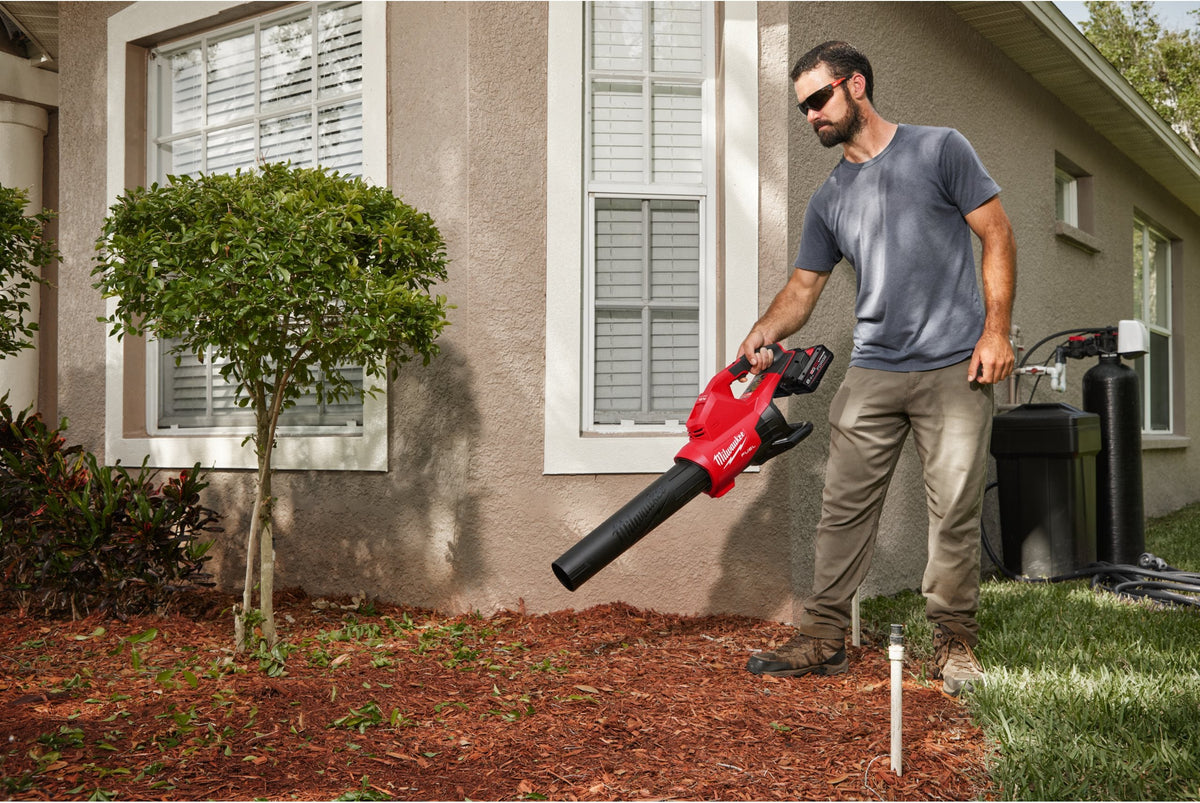 Suflantă Milwaukee M18 F2BL FUEL™ cu 2 acumulatori, cu duză conică și duză plată