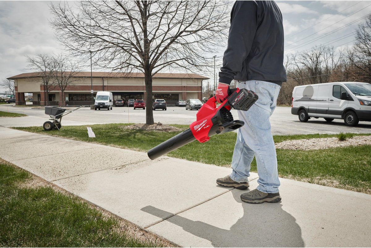 Suflantă Milwaukee M18 F2BL FUEL™ cu 2 acumulatori, cu duză conică și duză plată