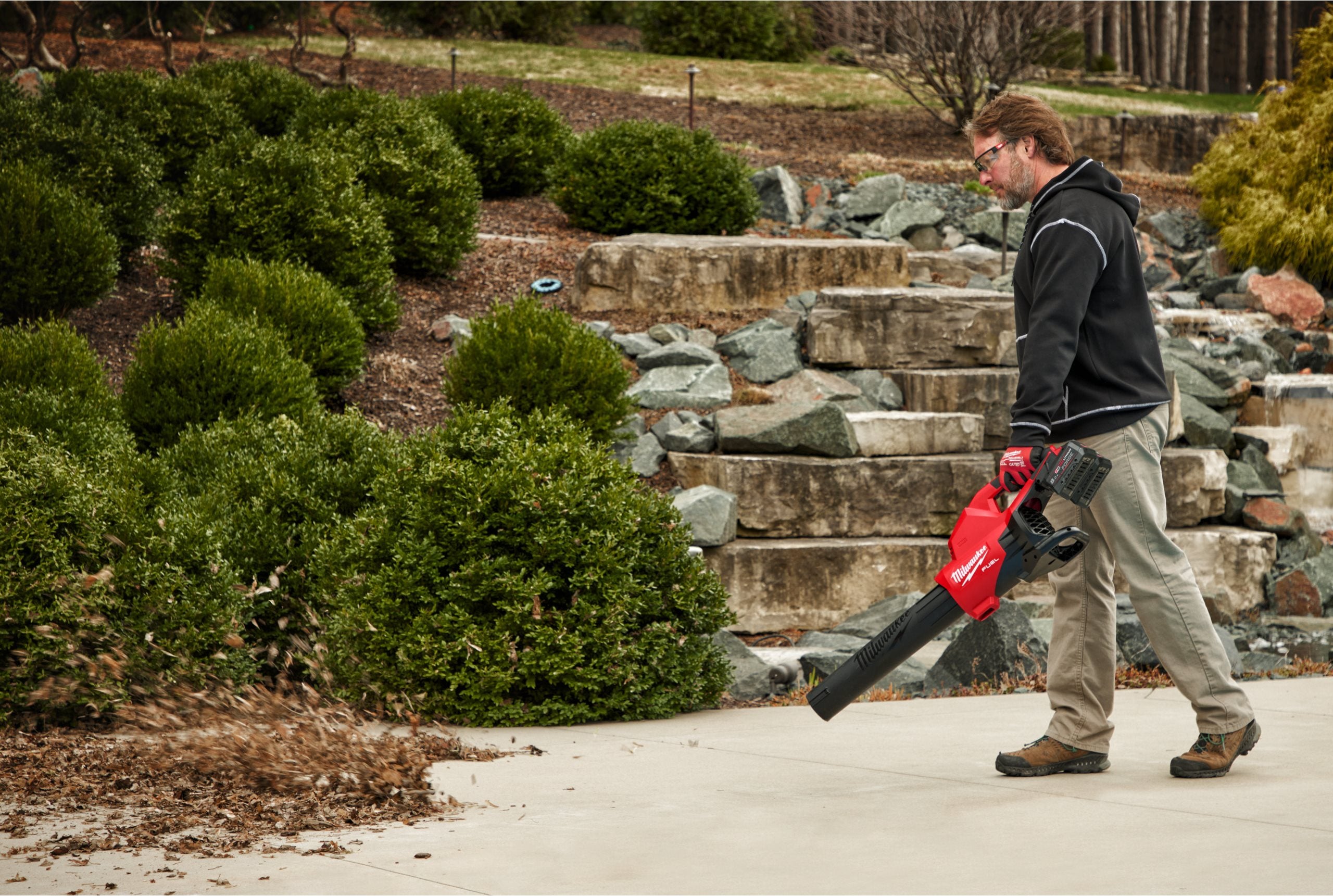 Suflantă Milwaukee M18 F2BL FUEL™ cu 2 acumulatori, cu duză conică și duză plată