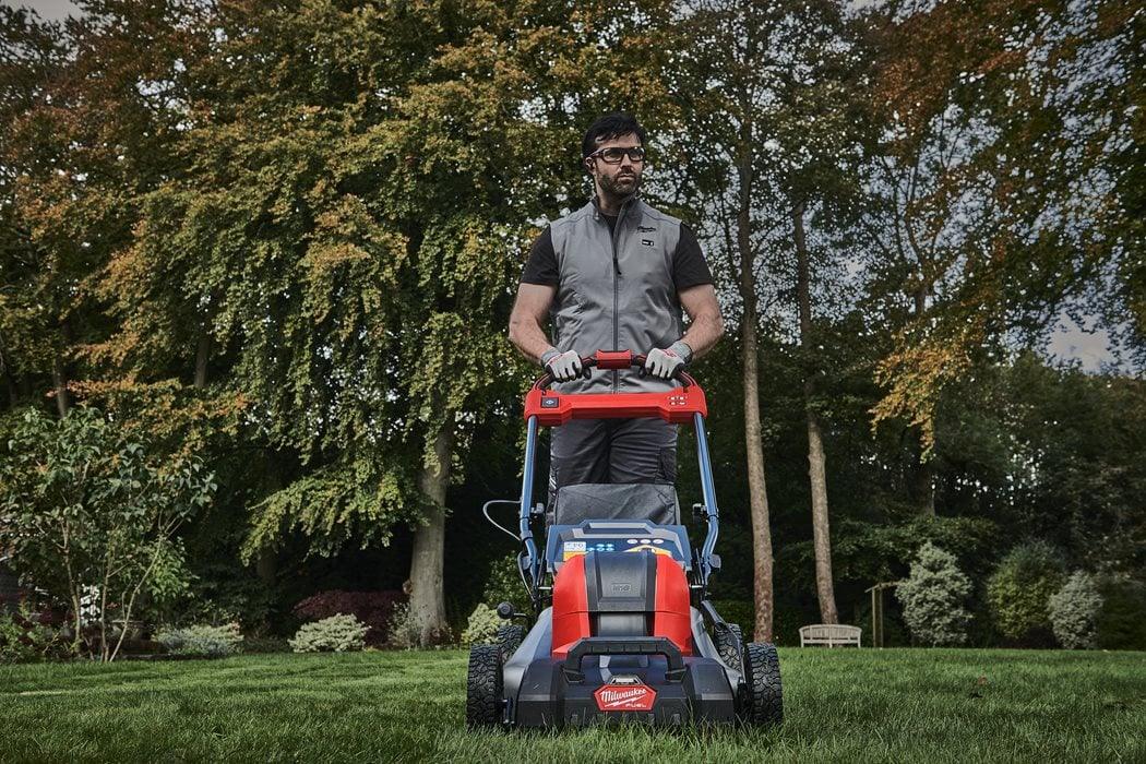 Mașină de gazon pe acumulatori Milwaukee M18 F2LM46-0, fără acumulator, fără încărcător, fără cutie, cod 4933492010 + CADOU: cană termică PACKOUT™ 591ML 4932479074 + minge fotbal Milwaukee + ochelari - BIG STORE (Dynamic Tools SRL)