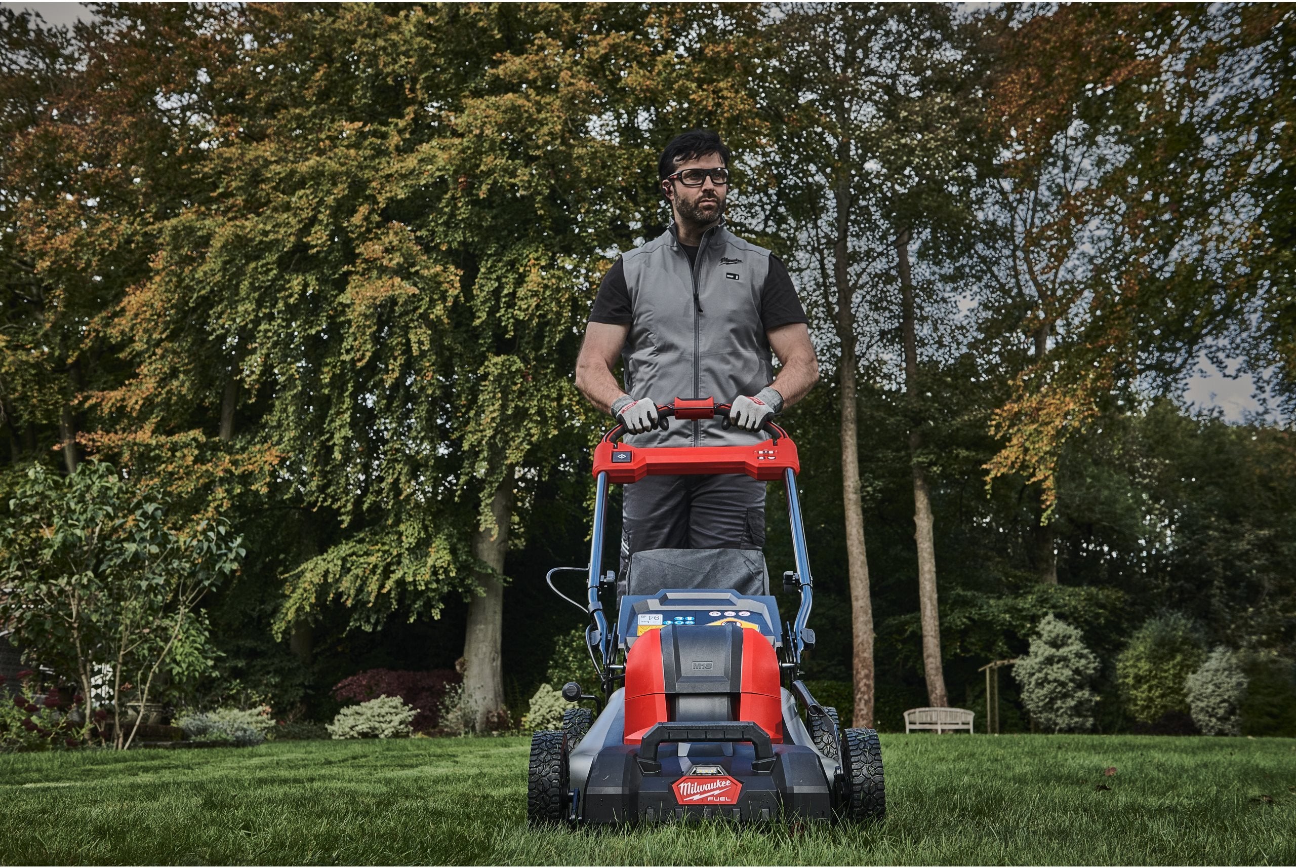 Mașină de gazon pe acumulatori auto-propulsată Milwaukee M18 F2LM46-802, 46 CM FUEL™, 2 x acumulator FORGE™ M18 FB8, 1 x încărcător rapid cu 2 porturi M18 DBSC, cod 4933499215