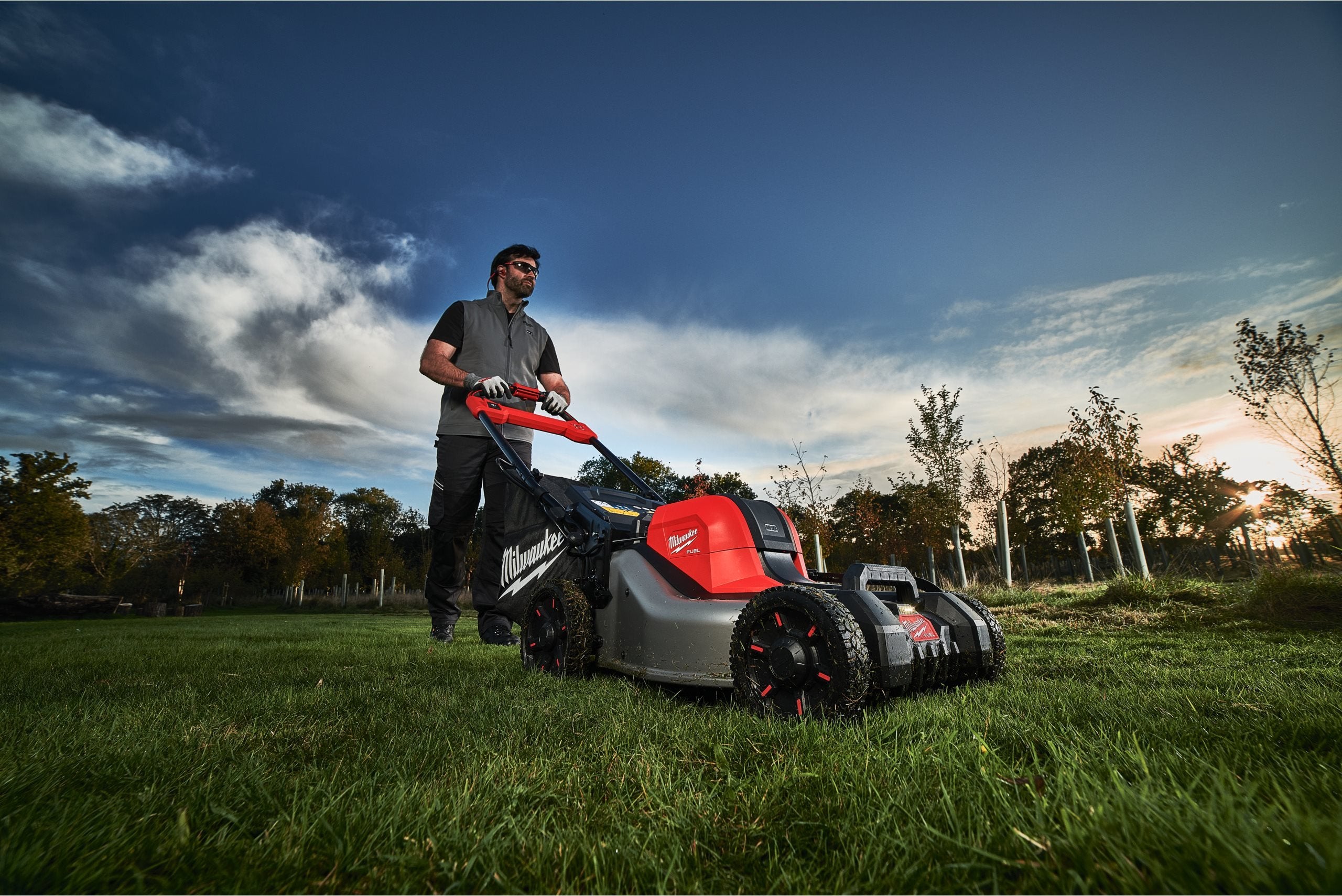 Mașină de gazon pe acumulatori auto-propulsată Milwaukee M18 F2LM46-802, 46 CM FUEL™, 2 x acumulator FORGE™ M18 FB8, 1 x încărcător rapid cu 2 porturi M18 DBSC, cod 4933499215