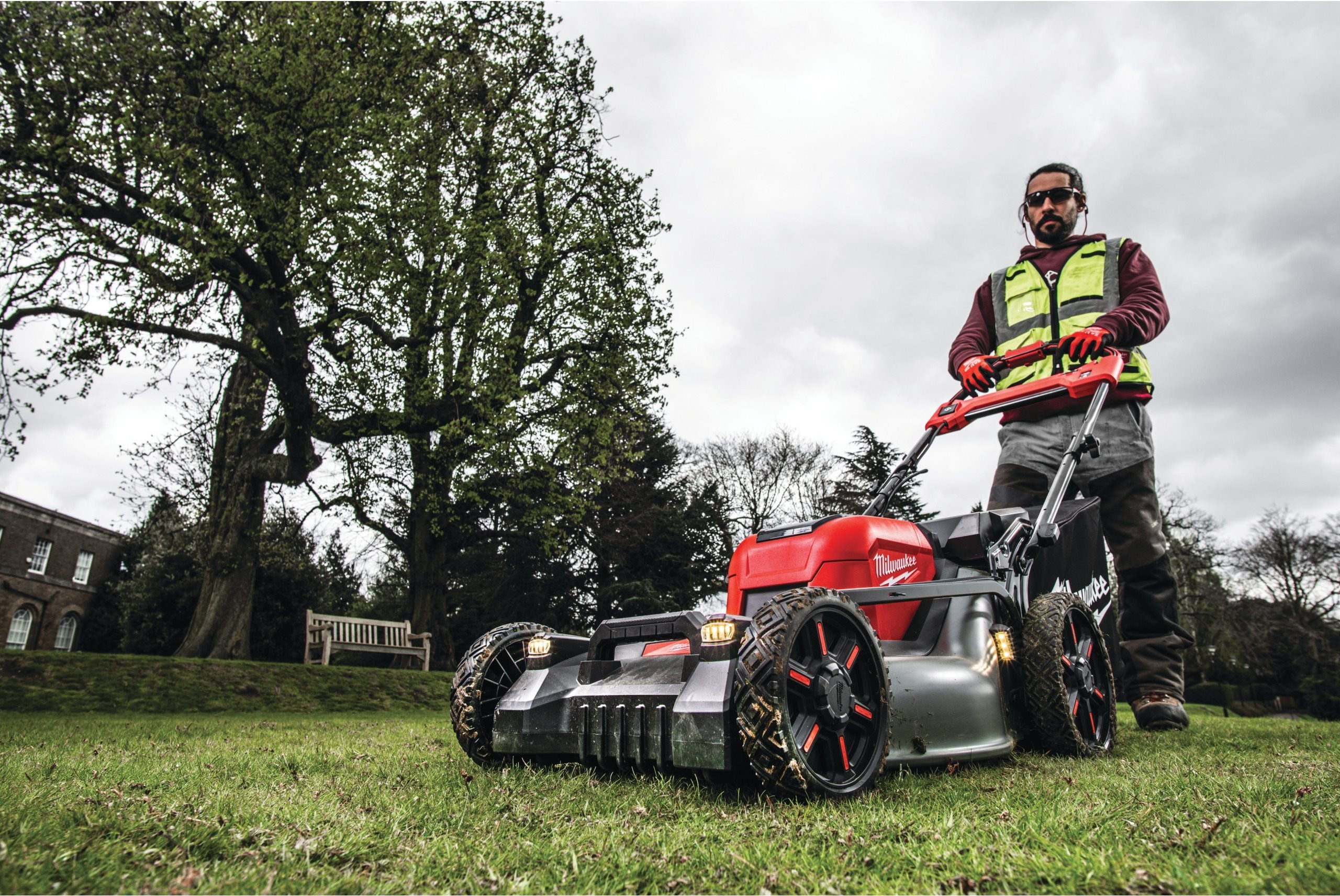 Mașină de gazon pe acumulatori auto-propulsată Milwaukee M18 F2LM53-122, 53 CM FUEL™, 2 x acumulator FORGE™ M18 FB12, 1 x încărcător rapid cu 2 porturi M18 DBSC, cod 4933499213