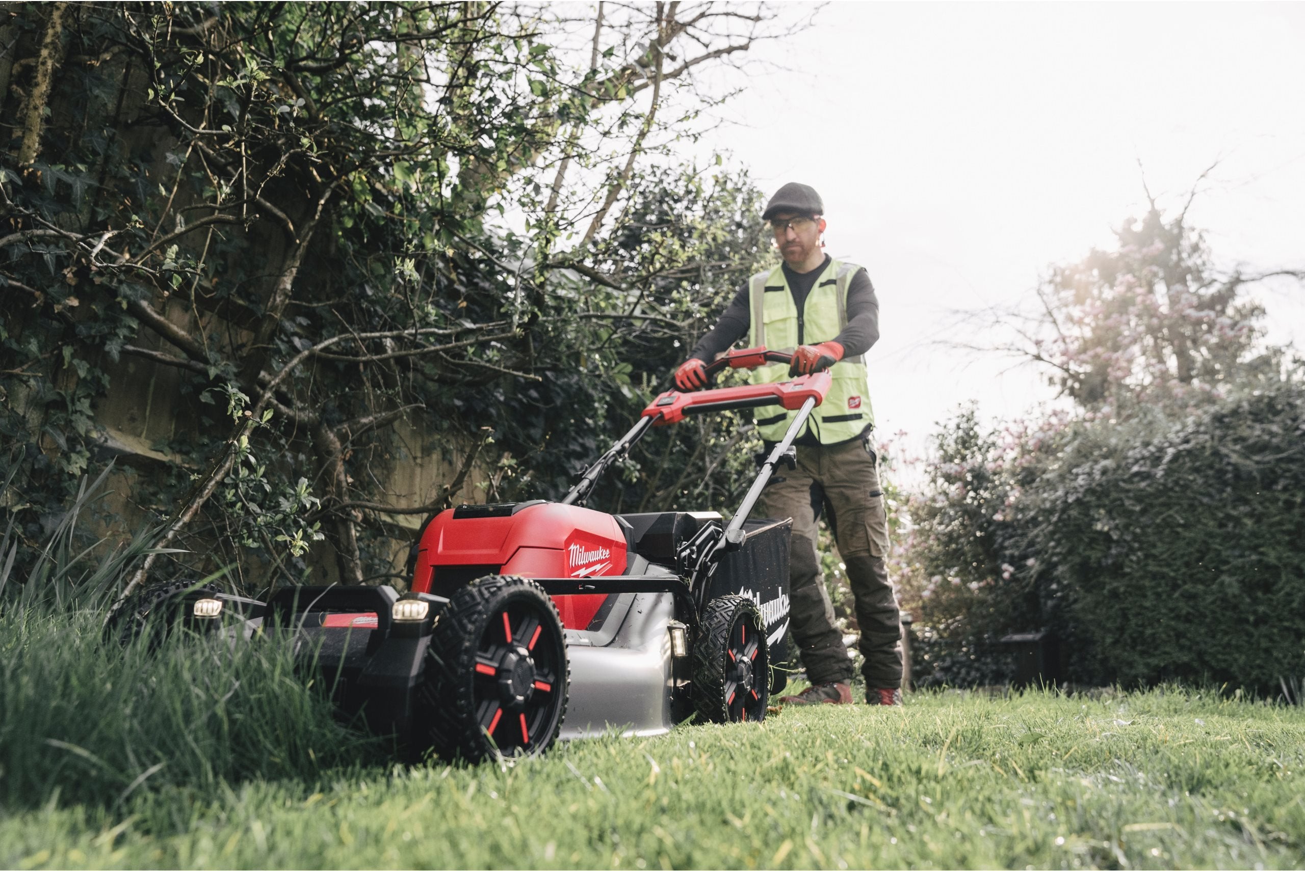 Mașină de gazon pe acumulatori auto-propulsată Milwaukee M18 F2LM53-122, 53 CM FUEL™, 2 x acumulator FORGE™ M18 FB12, 1 x încărcător rapid cu 2 porturi M18 DBSC, cod 4933499213