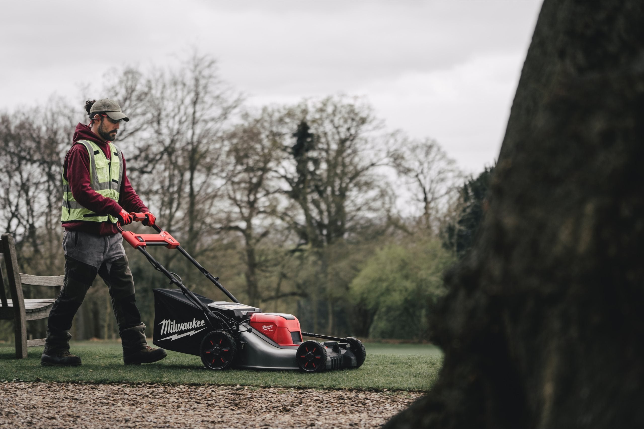 Mașină de gazon pe acumulatori auto-propulsată Milwaukee M18 F2LM53-122, 53 CM FUEL™, 2 x acumulator FORGE™ M18 FB12, 1 x încărcător rapid cu 2 porturi M18 DBSC, cod 4933499213