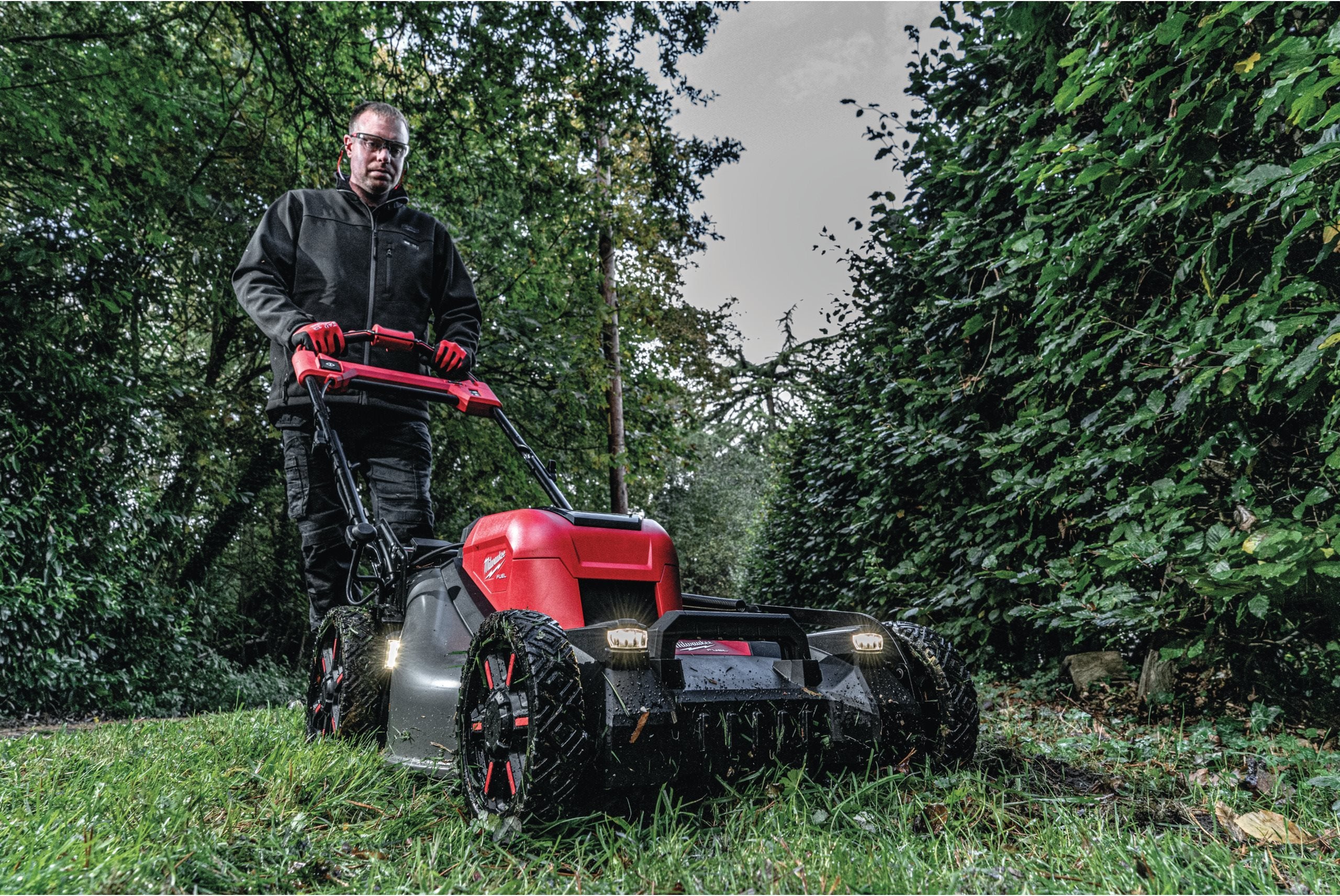 Mașină de gazon pe acumulatori auto-propulsată Milwaukee M18 F2LM53-122, 53 CM FUEL™, 2 x acumulator FORGE™ M18 FB12, 1 x încărcător rapid cu 2 porturi M18 DBSC, cod 4933499213