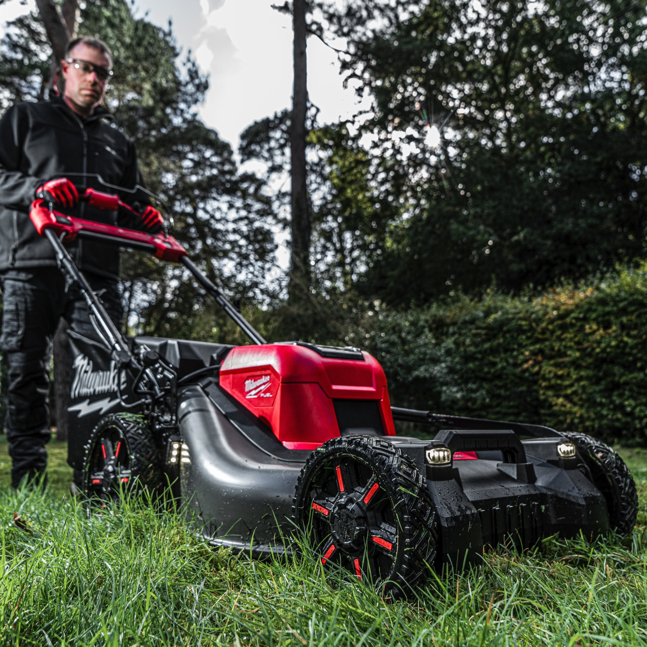 Mașină de gazon pe acumulatori auto-propulsată Milwaukee M18 F2LM53-122, 53 CM FUEL™, 2 x acumulator FORGE™ M18 FB12, 1 x încărcător rapid cu 2 porturi M18 DBSC, cod 4933499213
