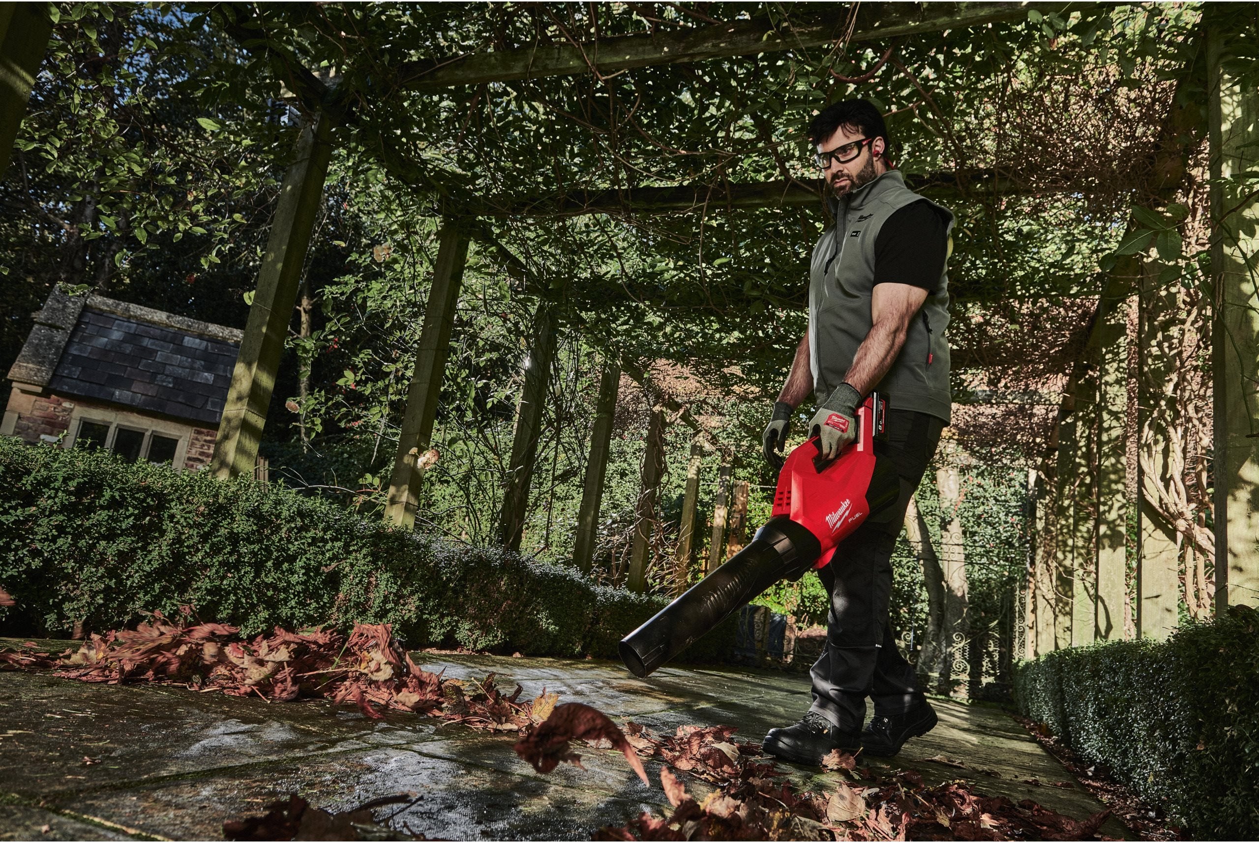 Suflantă Milwaukee M18™ FBLG3-802 FUEL™, 2 x acumulatori M18 FORGE FB8, 1 x încărcător M12-18 FC, cod 4933499233