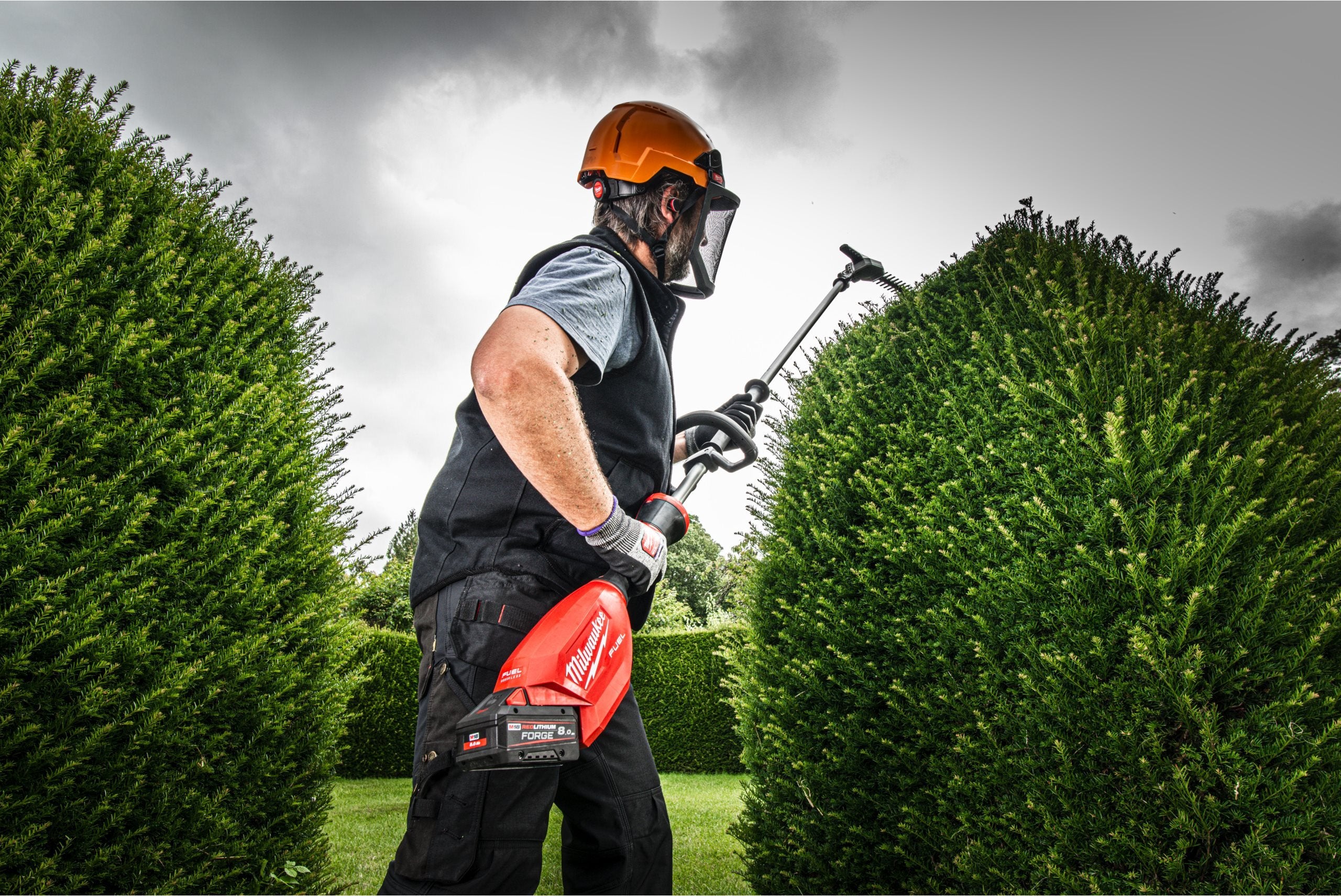 Trimmer pentru gard viu cu tijă extensibilă 216 CM FUEL Milwaukee M18 FHETE22-802, 2 x acumulatori FORGE M18 FB8, 1 x încărcător M12-18FC, cod 4933498516