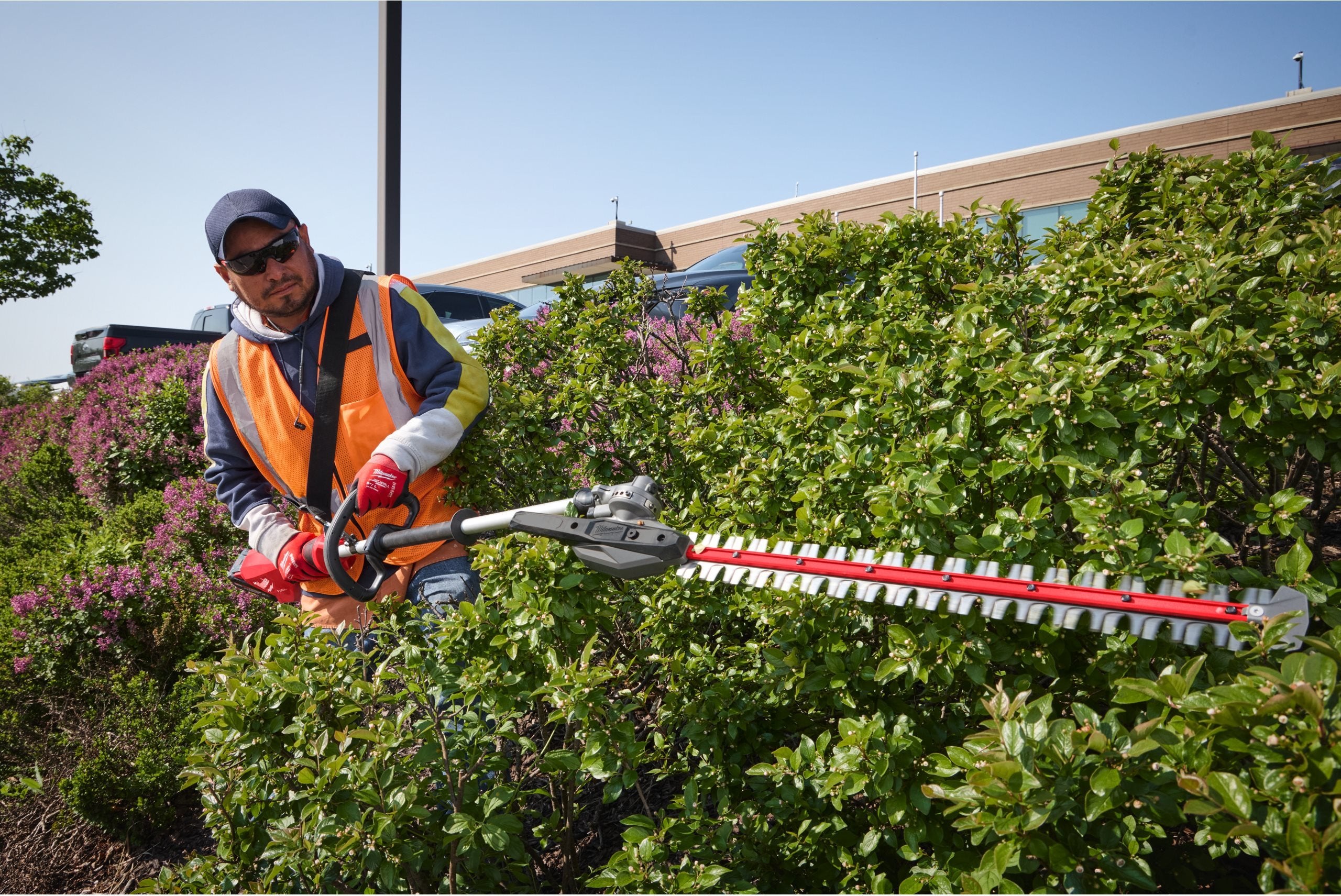 Trimmer pentru gard viu cu tijă extensibilă 216 CM FUEL Milwaukee M18 FHETE22-802, 2 x acumulatori FORGE M18 FB8, 1 x încărcător M12-18FC, cod 4933498516