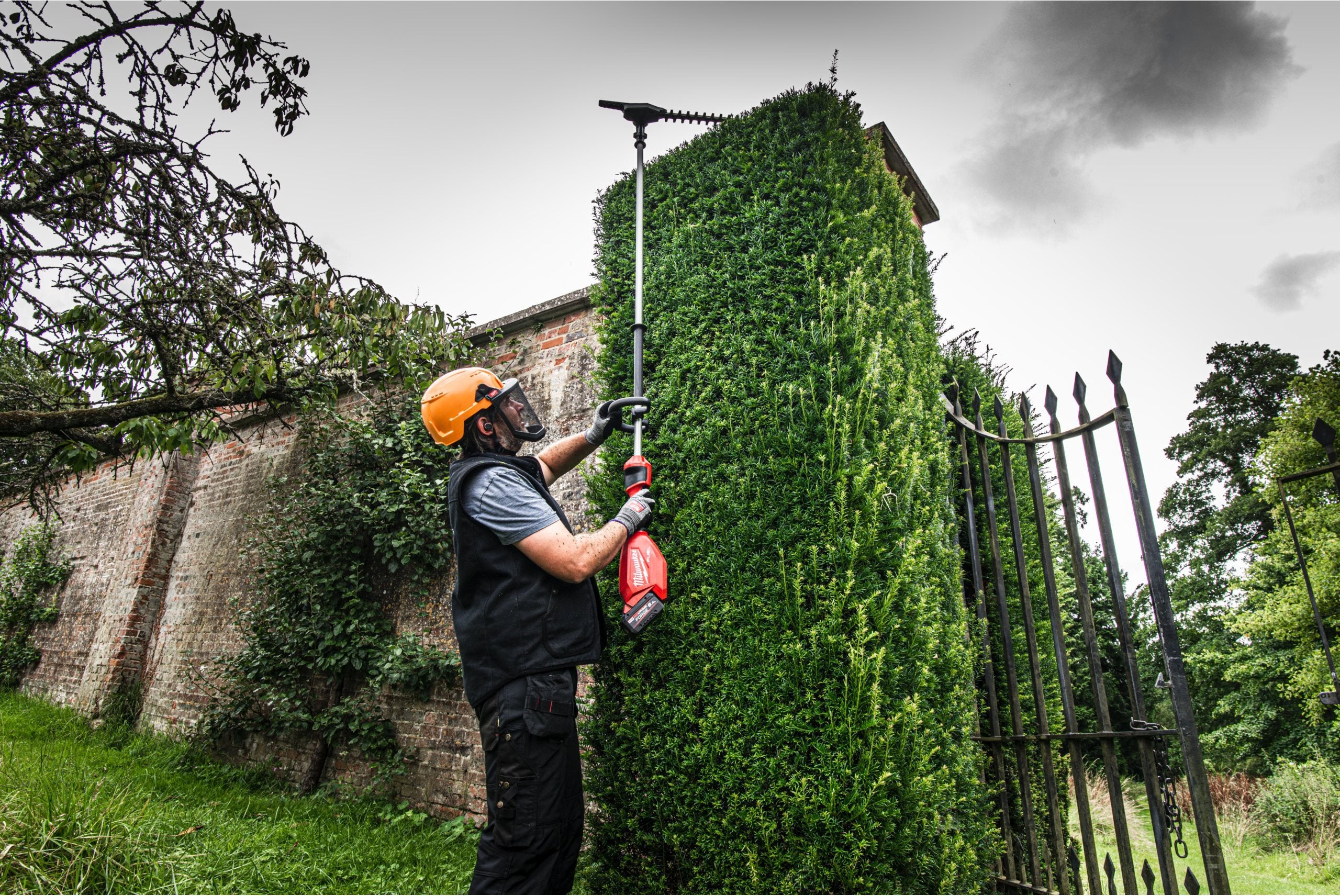 Trimmer pentru gard viu cu tijă extensibilă 267 CM FUEL Milwaukee M18 FHETE27-0, fără acumulatori, fără încărcători, cod 4933492910