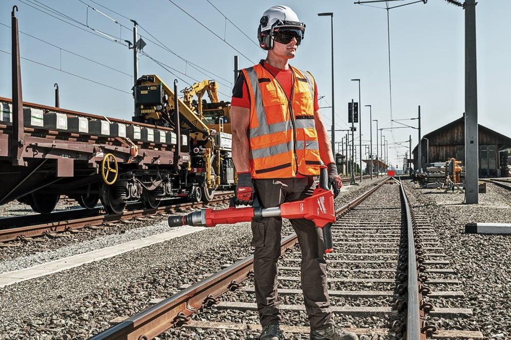 Cheie de impact Milwaukee 1″ 2000Nm 18V M18 FHIWF1R-0C, pentru calea ferată cu inel de fricțiune, cod 4933493140, fără acumulator, fără încărcător, 1 x cutie plastic - BIG STORE (Dynamic Tools SRL)