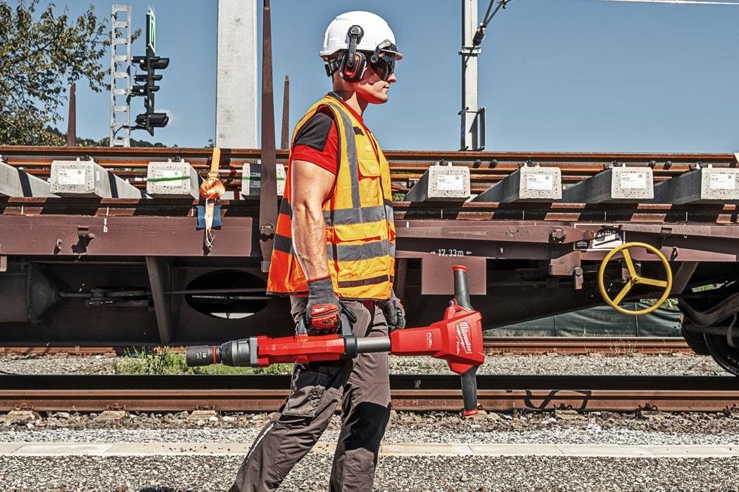 Cheie de impact Milwaukee 1″ 2000Nm 18V M18 FHIWF1R-0C, pentru calea ferată cu inel de fricțiune, cod 4933493140, fără acumulator, fără încărcător, 1 x cutie plastic - BIG STORE (Dynamic Tools SRL)