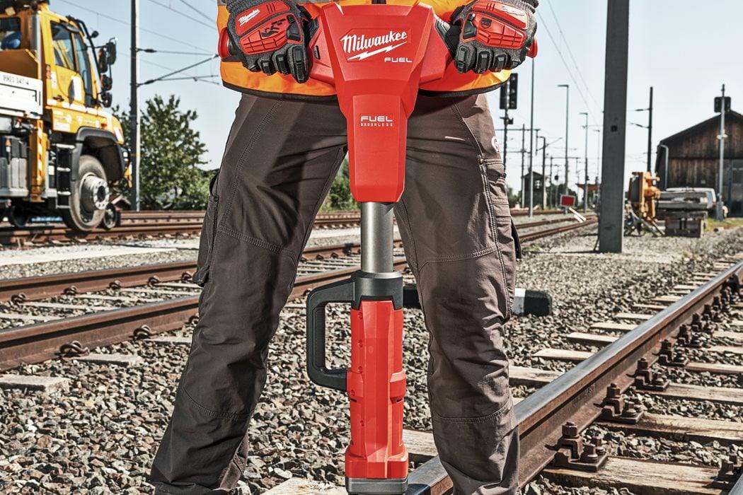 Cheie de impact Milwaukee 1″ 2000Nm 18V M18 FHIWF1R-122C, cu inel de fricțiune, pentru calea ferată, 2 x acumulator M18 HB12, 1 x încărcător M12-18 FC, 1 x cutie plastic, cod 4933493141 - BIG STORE (Dynamic Tools SRL)