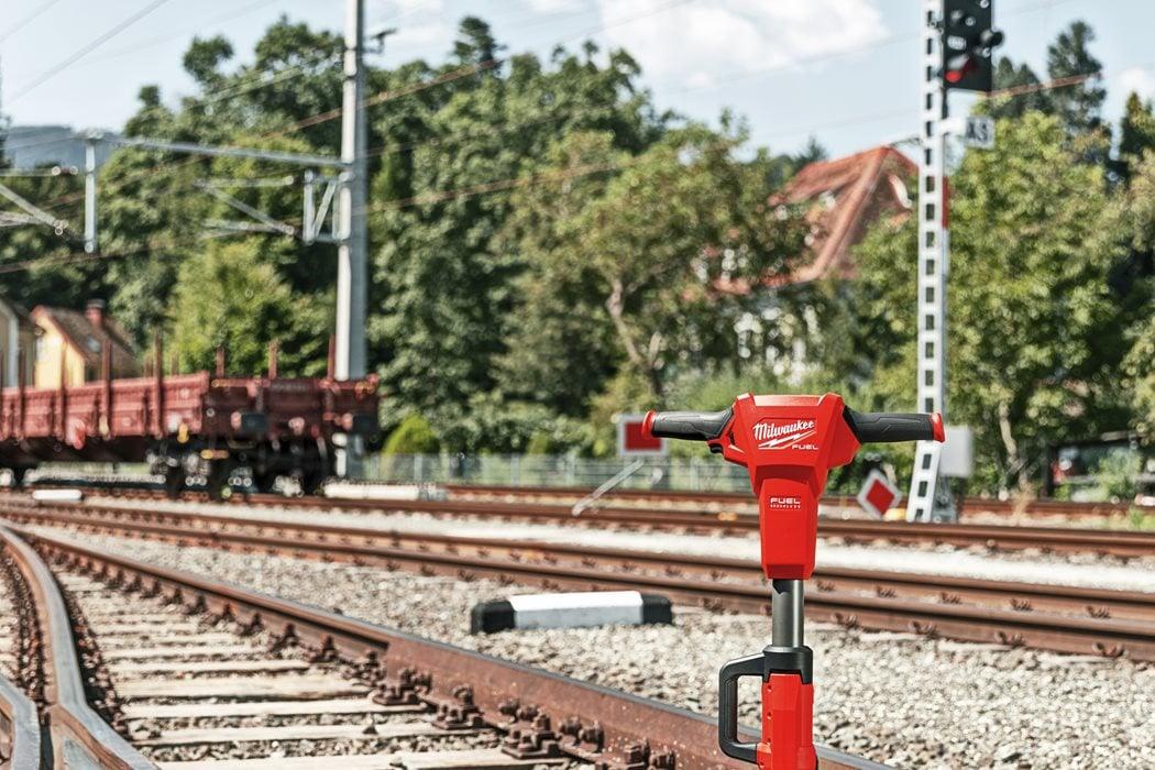 Cheie de impact Milwaukee 1″ 2000Nm 18V M18 FHIWF1R-0C, pentru calea ferată cu inel de fricțiune, cod 4933493140, fără acumulator, fără încărcător, 1 x cutie plastic - BIG STORE (Dynamic Tools SRL)