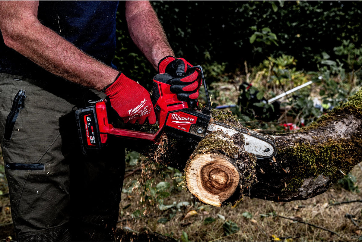 Fierăstrău cu lanț 20 cm Milwaukee M18 FHS20-552, FUEL™ HATCHET™, 2 x acumulator M18 HB5,5, 1 x încărcător M12-18 FC, cod 4933480118