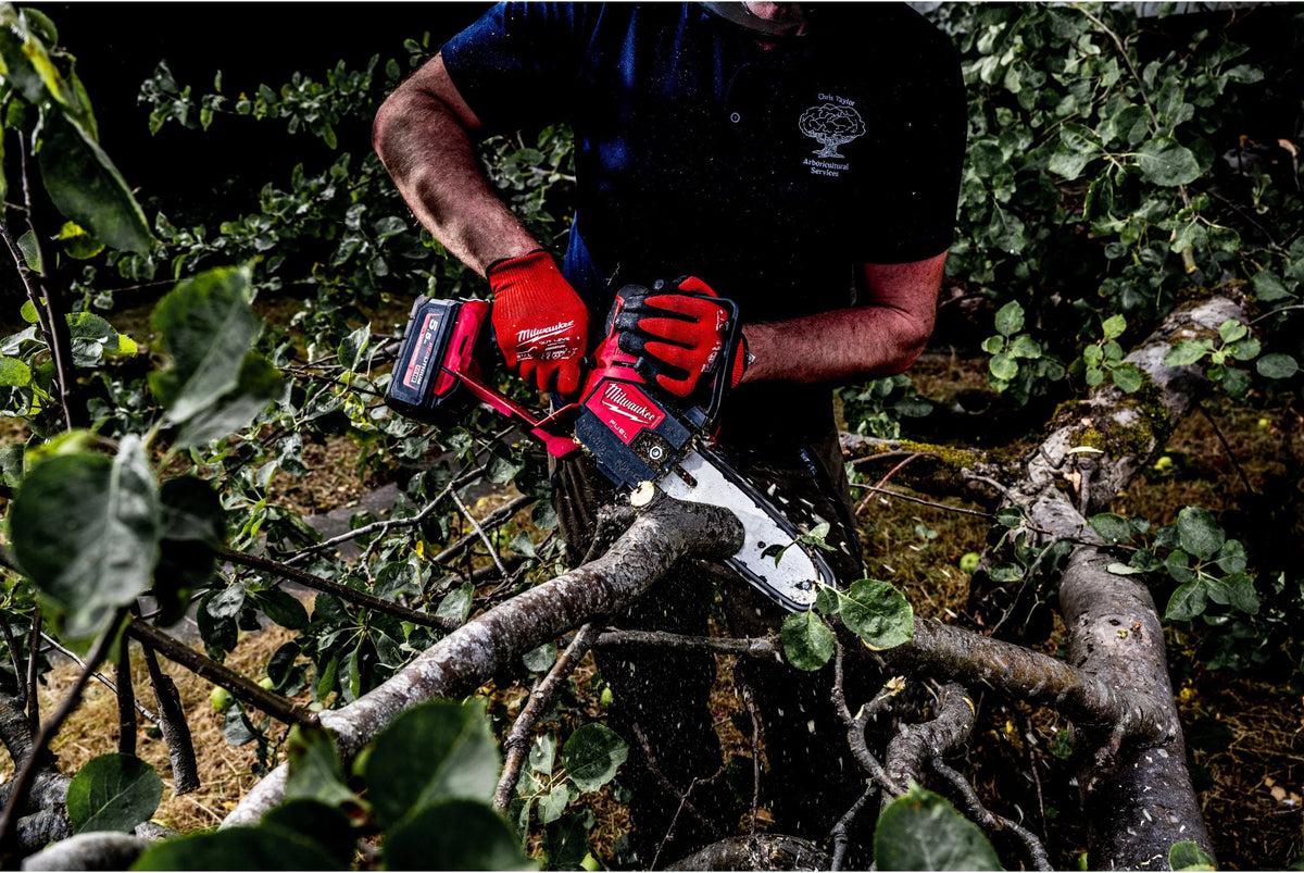 Fierăstrău cu lanț 20 cm Milwaukee M18 FHS20-552, FUEL™ HATCHET™, 2 x acumulator M18 HB5,5, 1 x încărcător M12-18 FC, cod 4933480118