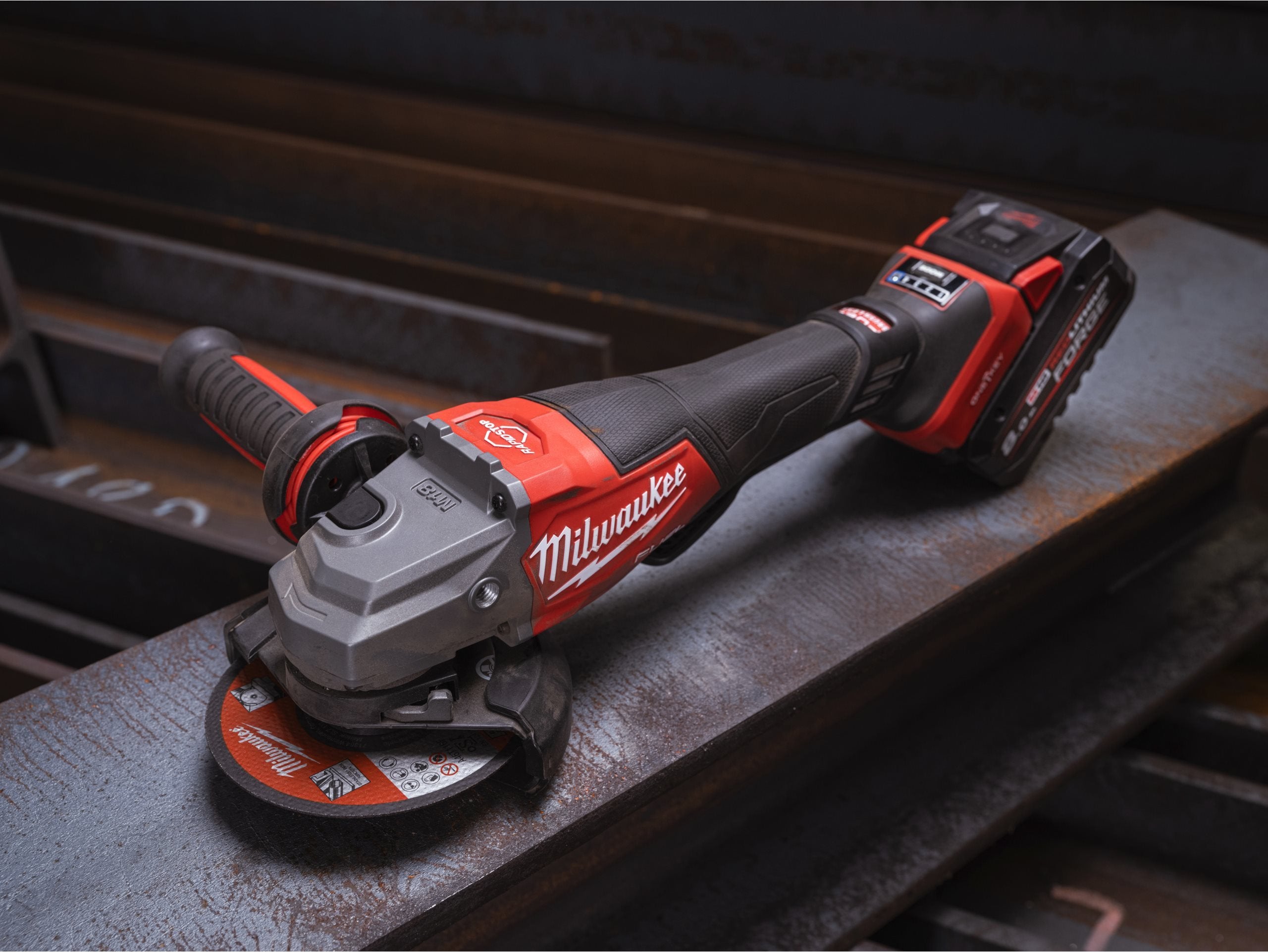 Polizor unghiular Milwaukee M18 FHSAGO125VXPDB2-802X, 125 MM, cu frânare, viteză variabilă, ONE-KEY FUEL, 2 x acumulator M18 FB8, 1 x încărcător M12-18 FC, 1 x cutie HD, cod 4933493420