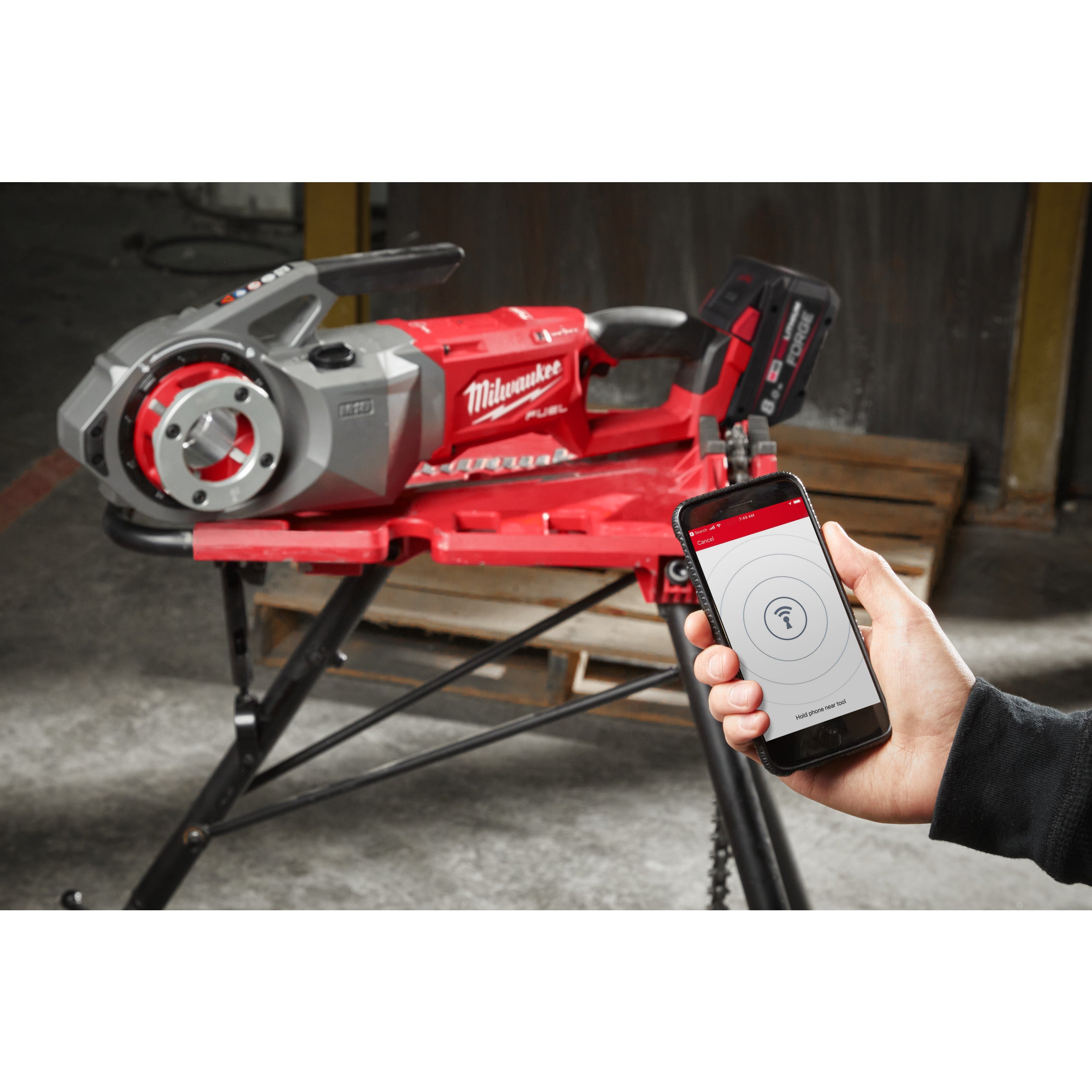 Mașină de filetat și canelat țevi 1 ¼″ Milwaukee M18 FPT114-802C FUEL™ ONE-KEY™, cod 4933499198