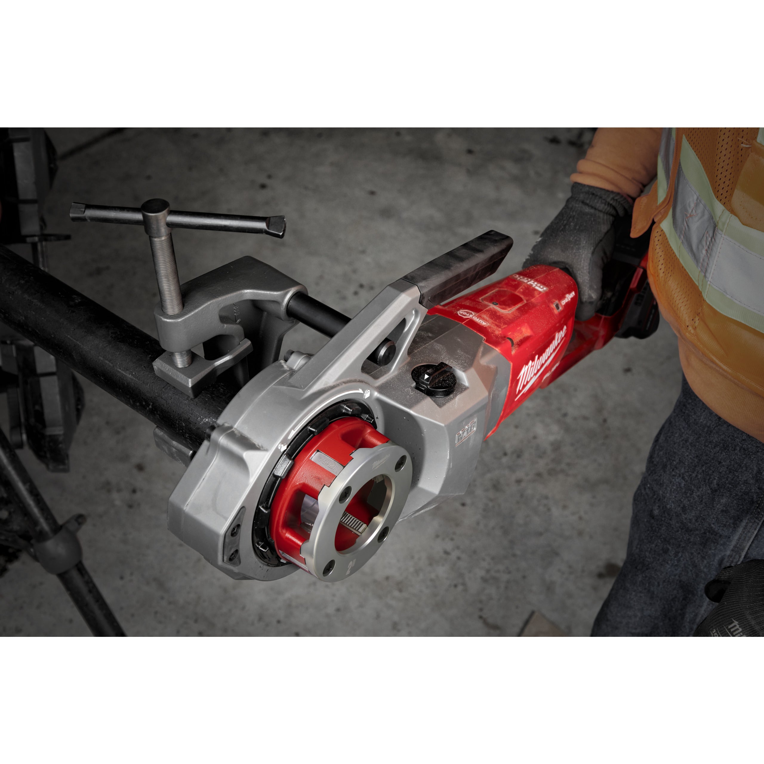 Mașină de filetat și canelat țevi 1 ¼″ Milwaukee M18 FPT114-802CA FUEL™ ONE-KEY™, cod 4933499199