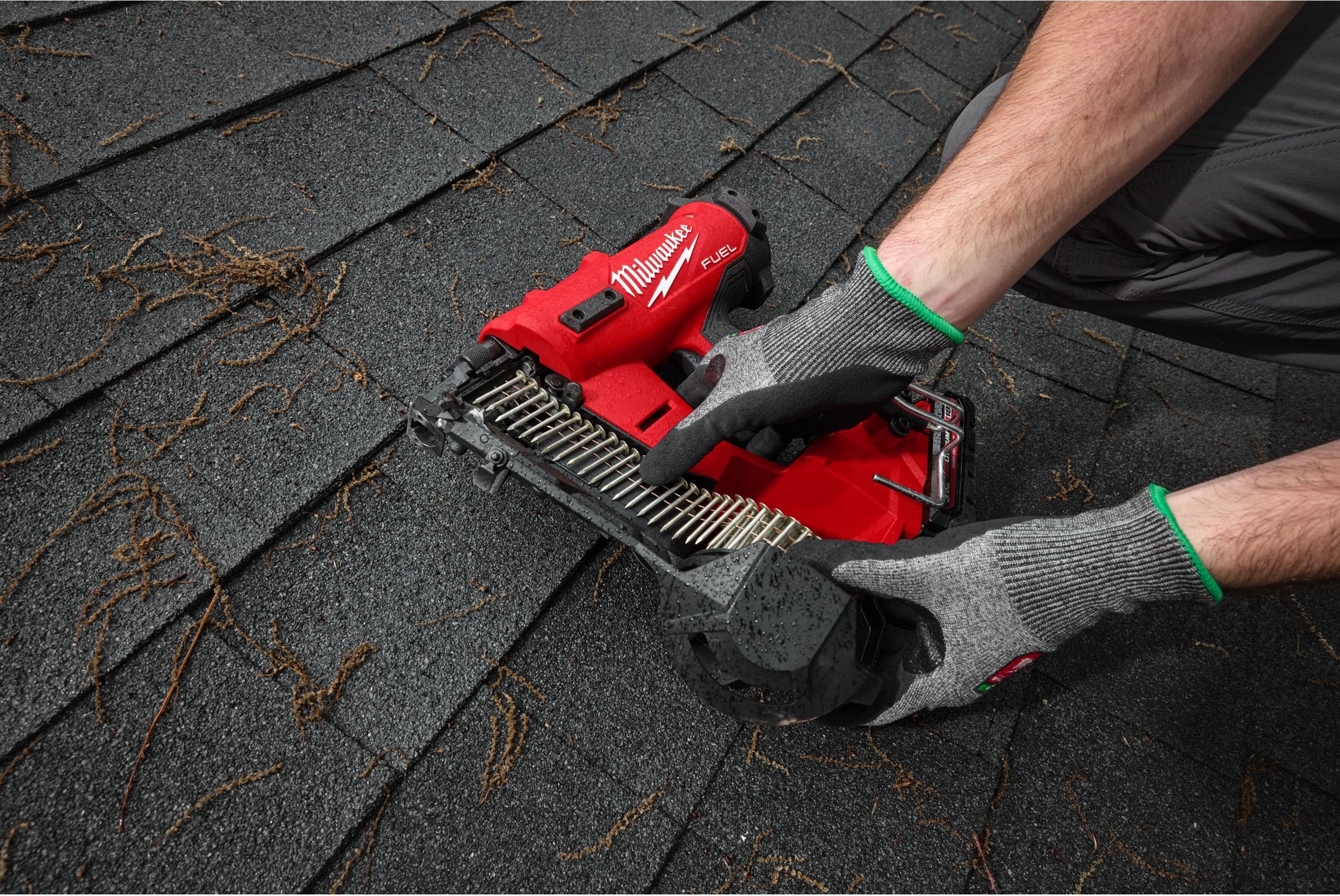 Pistol de bătut cuie Milwaukee M18 FRCN45-302X în role, FUEL™, 2 x acumulator M18 HB3, 1 x încărcător M12-18 FC, 1 x cutie HD, cod 4933498169