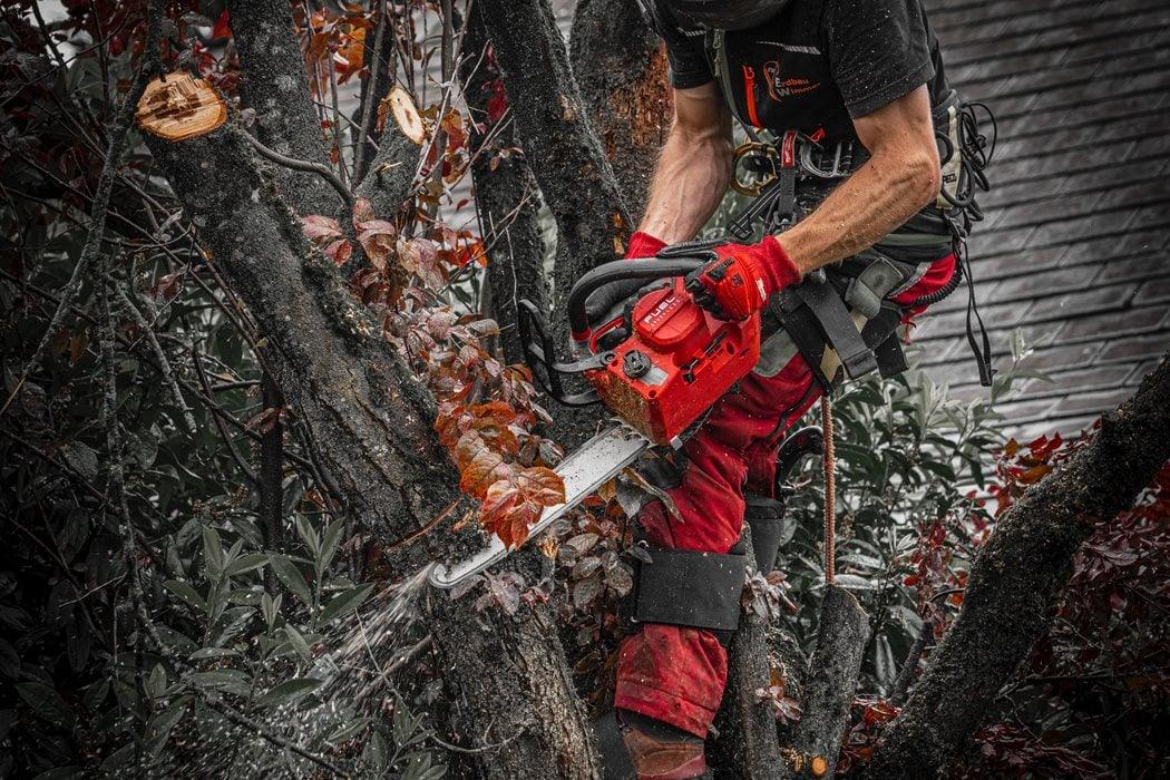 Fierăstrău cu lanț Milwaukee M18 FTHCHS35-802, 35 cm, 2 x M18 HB8, 1 x M12-18 FC, fără cutie, sistem FUEL™, cod 4933479589 + CADOU: ochelari 4932478764 - BIG STORE (Dynamic Tools SRL)