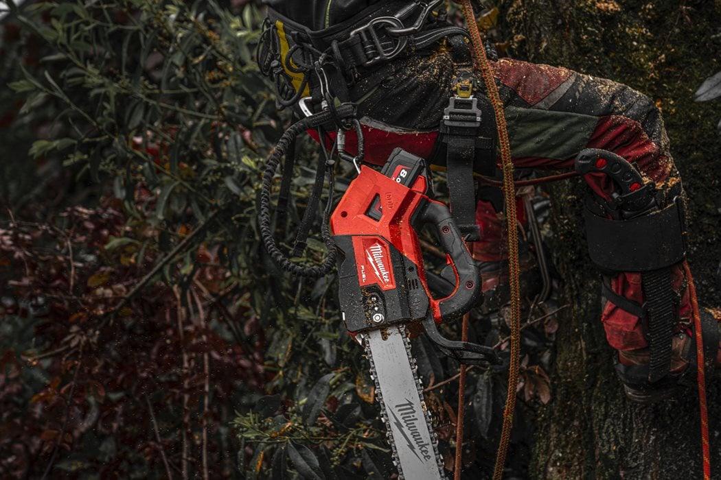 Fierăstrău cu lanț Milwaukee M18 FTHCHS35-802, 35 cm, 2 x M18 HB8, 1 x M12-18 FC, fără cutie, sistem FUEL™, cod 4933479589 + CADOU: ochelari 4932478764 - BIG STORE (Dynamic Tools SRL)