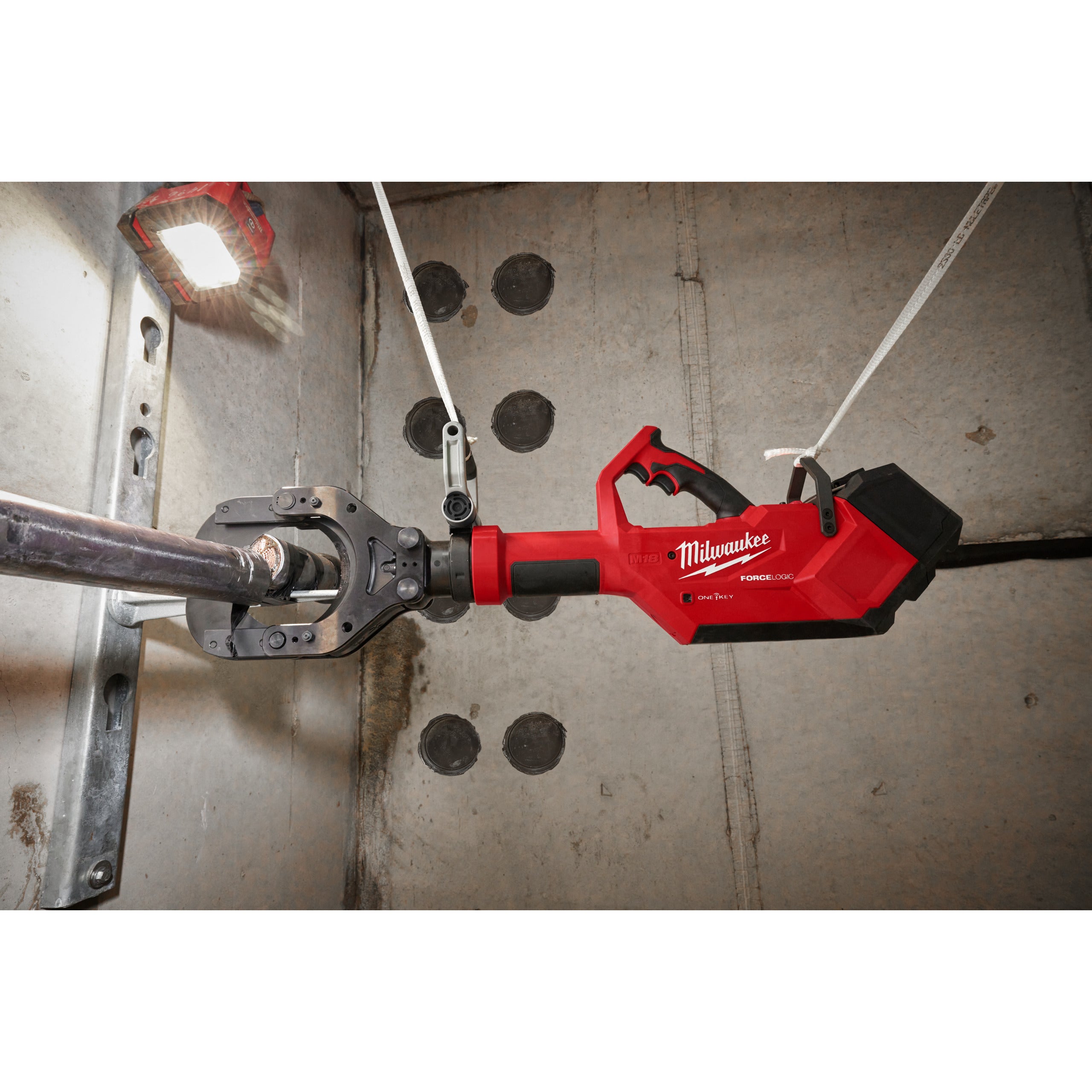 Tăietor hidraulic pentru cabluri Milwaukee M18 HSFC125R-802C FORCE LOGIC™ 125 mm, cod 4933499331