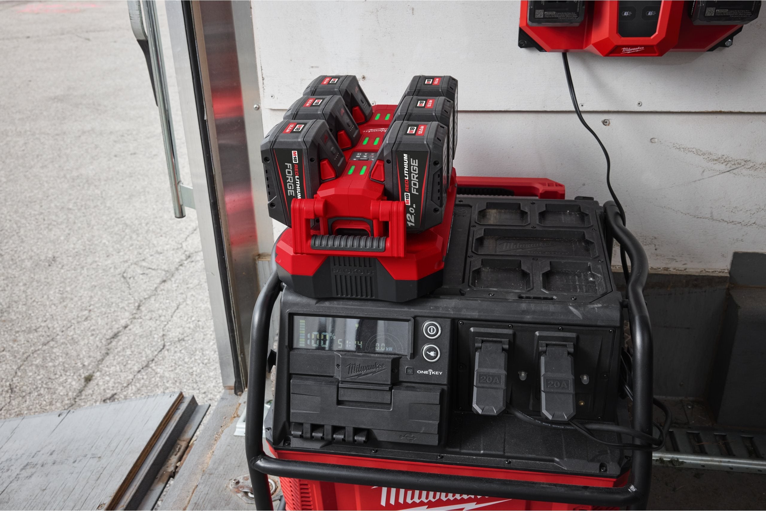 Încărcător rapid cu 6 porturi Milwaukee M18 MPC6 PACKOUT™ RAPIDCHARGER, cod 4932498551