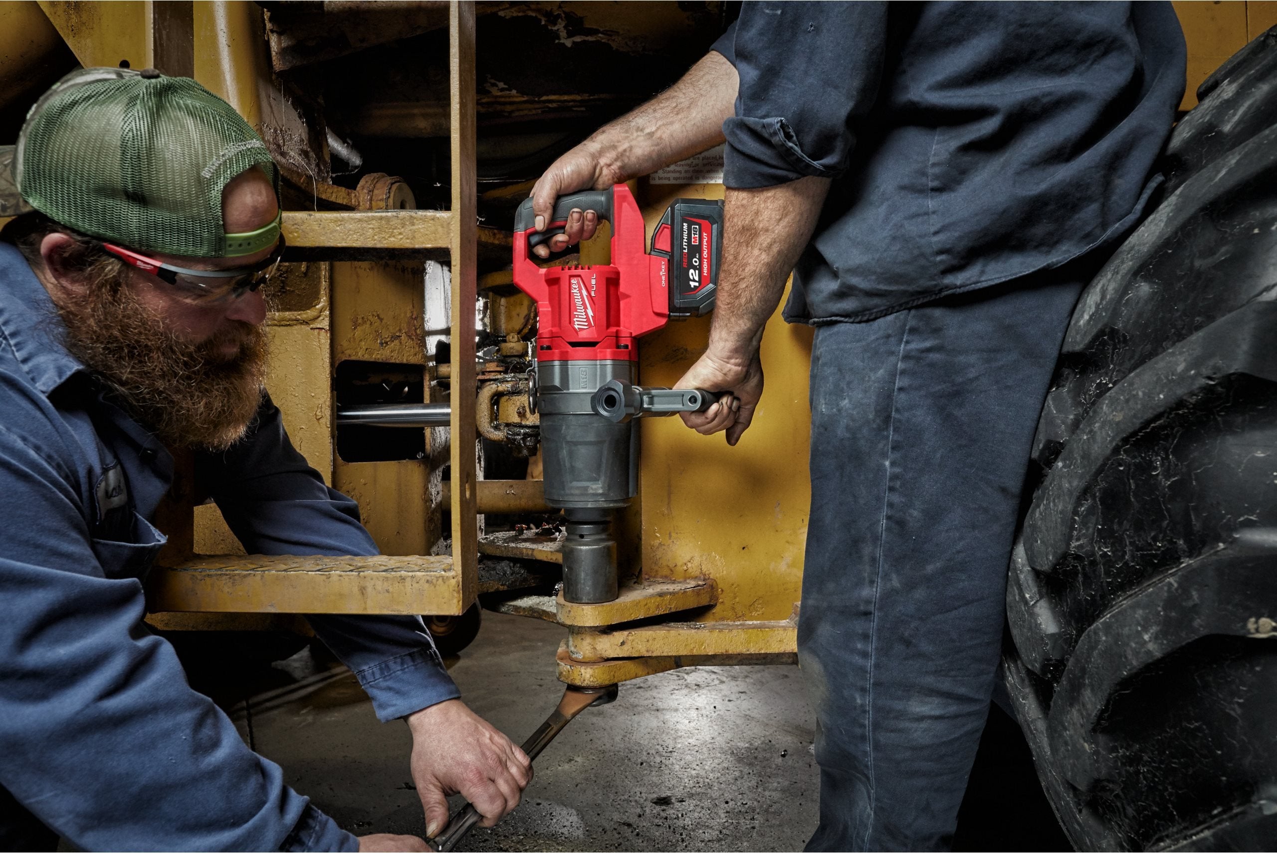 Cheie de impact Milwaukee M18 ONEFHIWF1DS-121C, 1″ 2711Nm, ONE-KEY™ FUEL™, mâner-D, 1 x acumulator FORGE™ M18 FB12, 1 x încărcător M12-18 FC, cod 4933499253