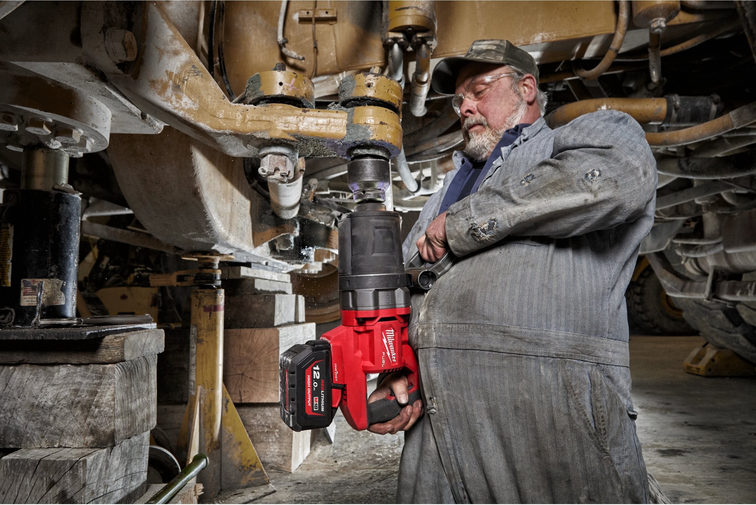 Cheie de impact Milwaukee M18 ONEFHIWF1DS-121C, 1″ 2711Nm, ONE-KEY™ FUEL™, mâner-D, 1 x acumulator FORGE™ M18 FB12, 1 x încărcător M12-18 FC, cod 4933499253