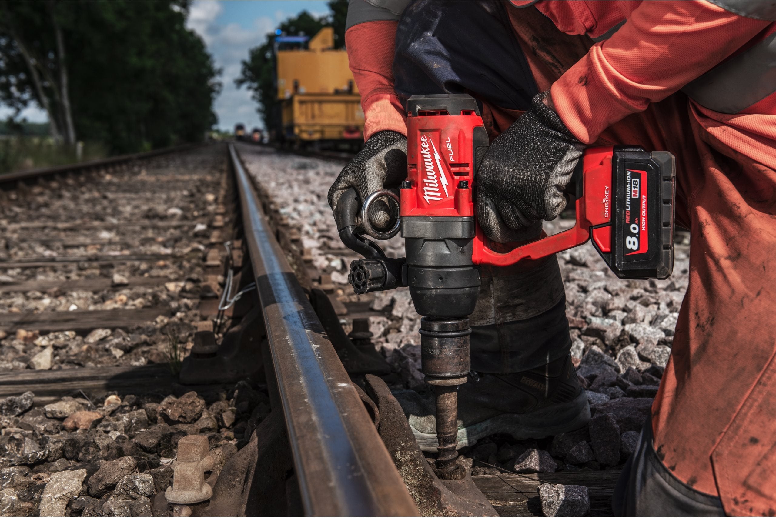 Cheie de impact Milwaukee M18 ONEFHIWF1-802X, 1″ 2400Nm, ONE-KEY™ FUEL™, 2 x acumulator FORGE™ M18 FB8, 1 x încărcător M12-18 FC, cod 4933499254