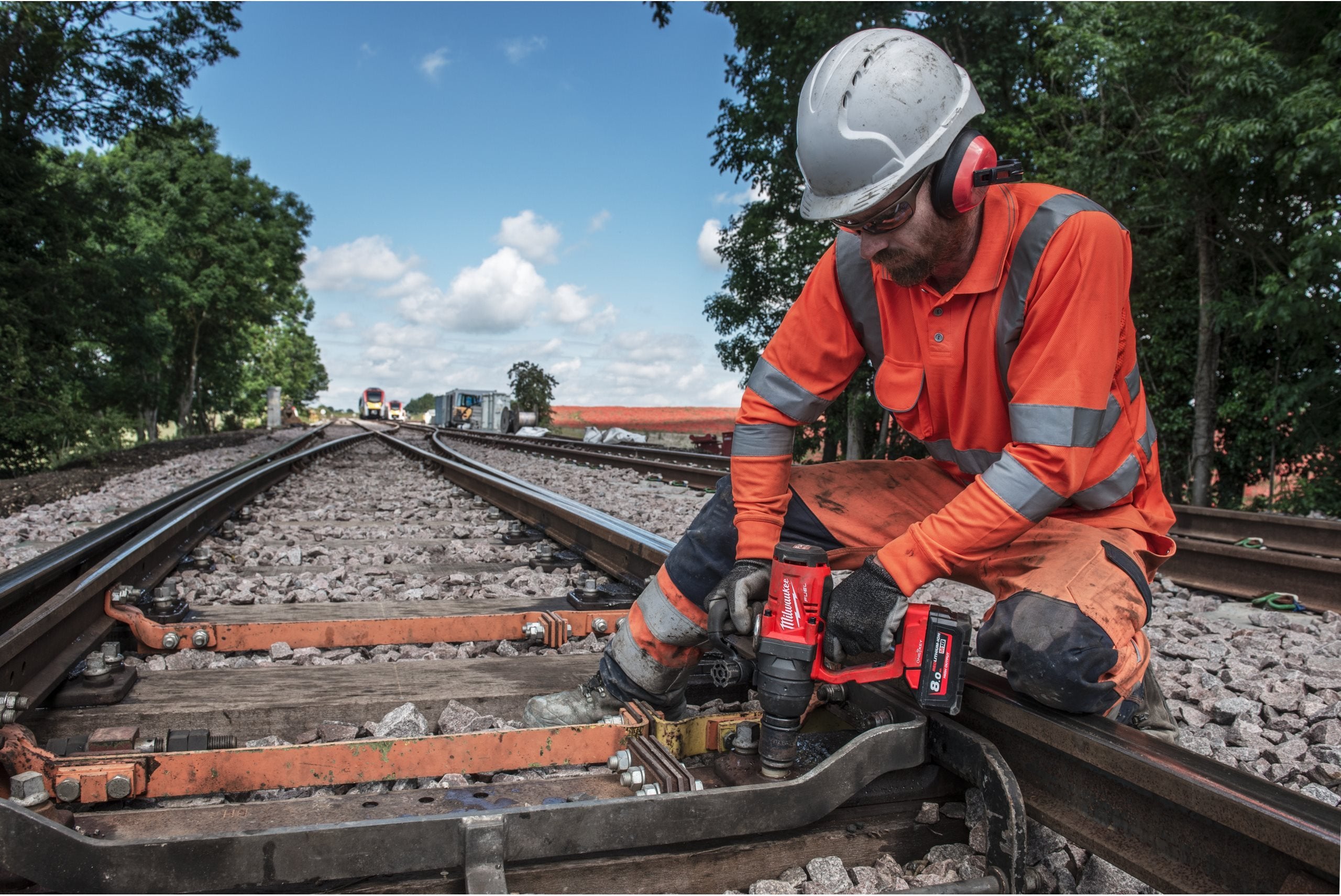 Cheie de impact Milwaukee M18 ONEFHIWF1-802X, 1″ 2400Nm, ONE-KEY™ FUEL™, 2 x acumulator FORGE™ M18 FB8, 1 x încărcător M12-18 FC, cod 4933499254