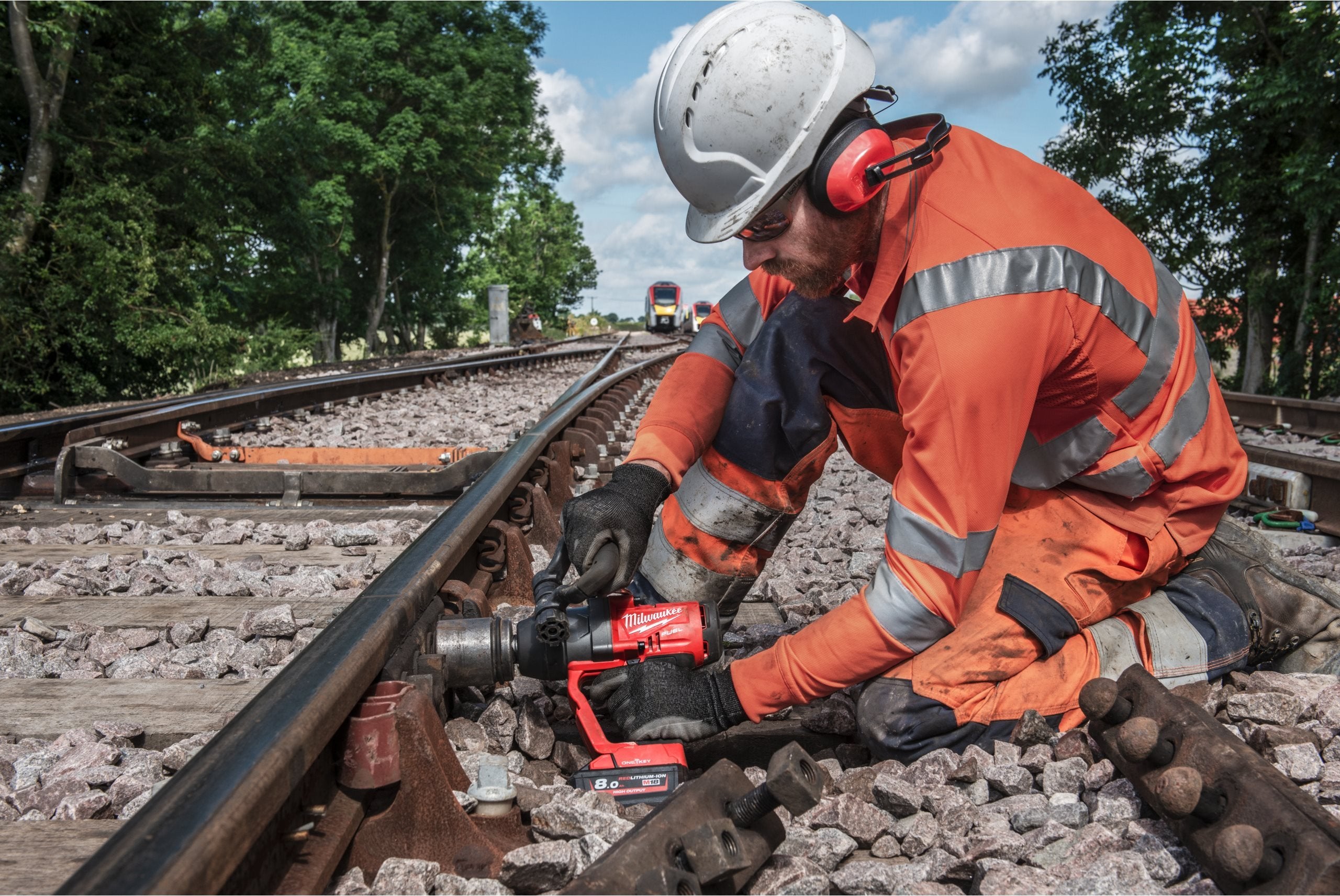 Cheie de impact Milwaukee M18 ONEFHIWF1-802X, 1″ 2400Nm, ONE-KEY™ FUEL™, 2 x acumulator FORGE™ M18 FB8, 1 x încărcător M12-18 FC, cod 4933499254