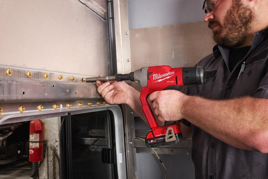 Pistol pentru nituit tip HUCK® Milwaukee M18 ONEFLT-502X, ONE-KEY, 2 x acumulator M18 B5, 1 x încărcător M12-18 FC, 1 x cutie HD, cod 4933478638 - BIG STORE (Dynamic Tools SRL)