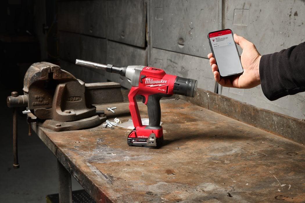 Pistol pentru nituit tip HUCK® Milwaukee M18 ONEFLT-502X, ONE-KEY, 2 x acumulator M18 B5, 1 x încărcător M12-18 FC, 1 x cutie HD, cod 4933478638 - BIG STORE (Dynamic Tools SRL)