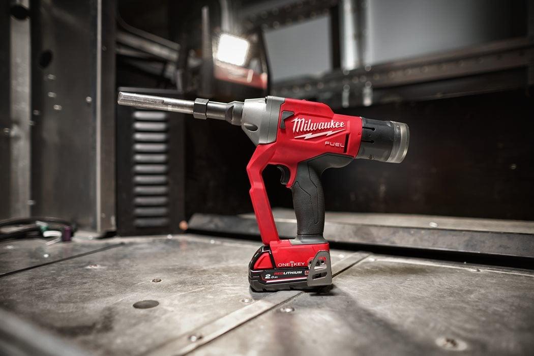 Pistol pentru nituit tip HUCK® Milwaukee M18 ONEFLT-502X, ONE-KEY, 2 x acumulator M18 B5, 1 x încărcător M12-18 FC, 1 x cutie HD, cod 4933478638 - BIG STORE (Dynamic Tools SRL)