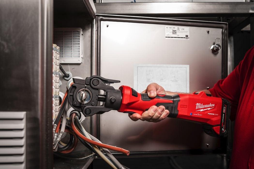 Presă hidraulică pentru cabluri 60 kN M18™ FORCE LOGIC™ Milwaukee M18ONEHCCT60-202C, cod 4933479684, 1 x M18 B5, 2 x M18 B2 acumulator, 1 x M12-18 FC încărcător, 1 x cutie plastic - BIG STORE (Dynamic Tools SRL)