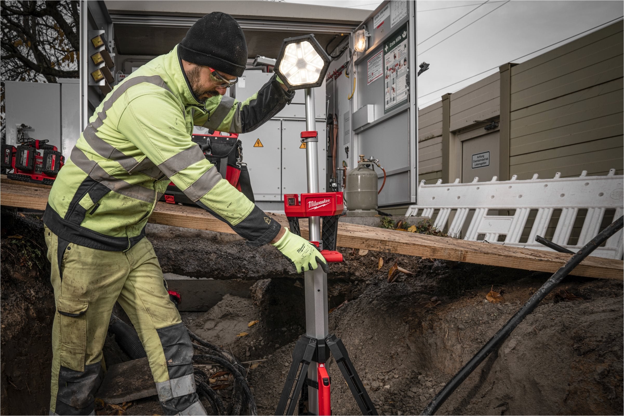 Proiector turn Milwaukee M18 SAL2-502B, 2 x acumulator M18 B5, 1 x încărcător M12-18 C, 1 x geantă de scule, cod 4933492903