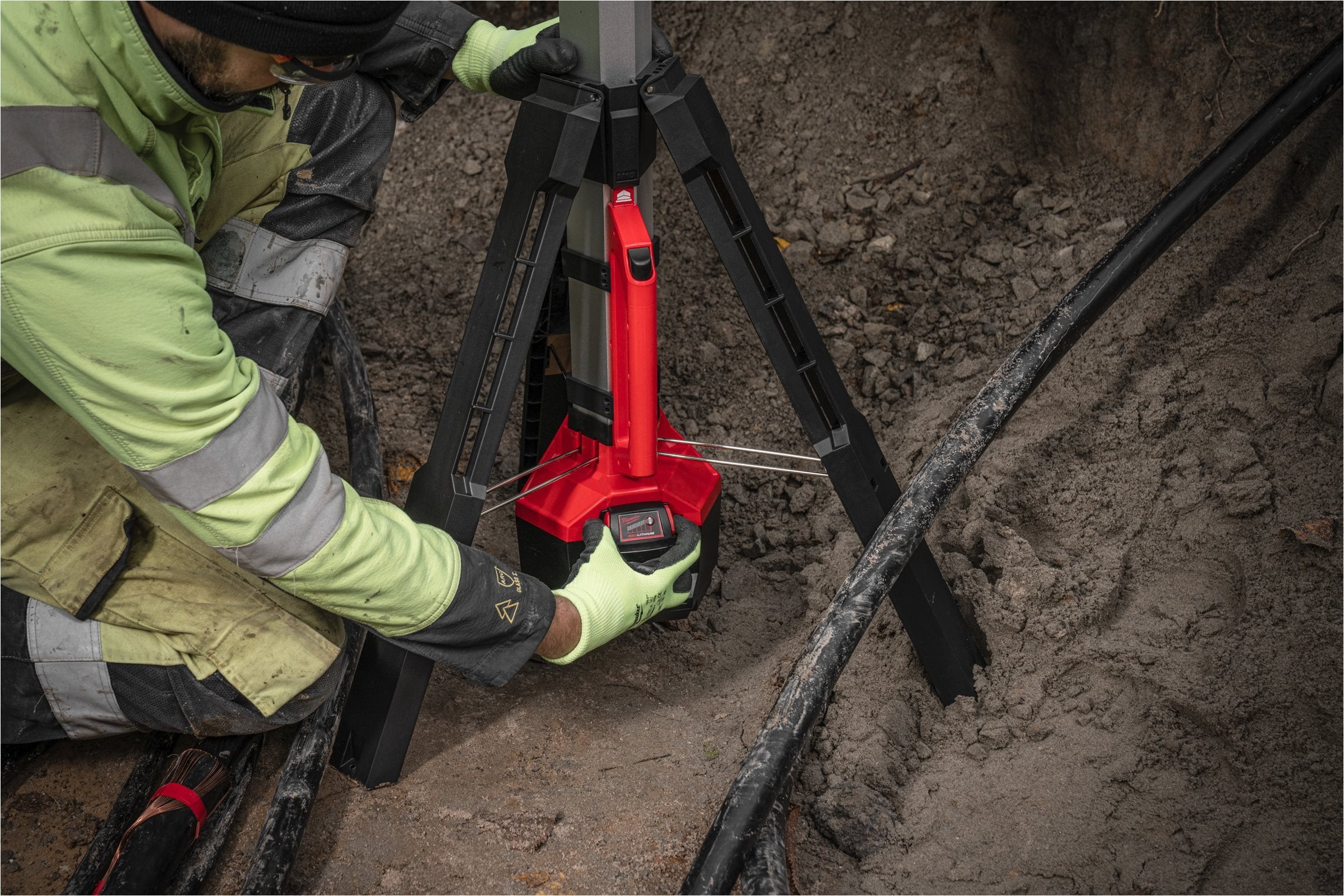 Proiector turn Milwaukee M18 SAL2-502B, 2 x acumulator M18 B5, 1 x încărcător M12-18 C, 1 x geantă de scule, cod 4933492903