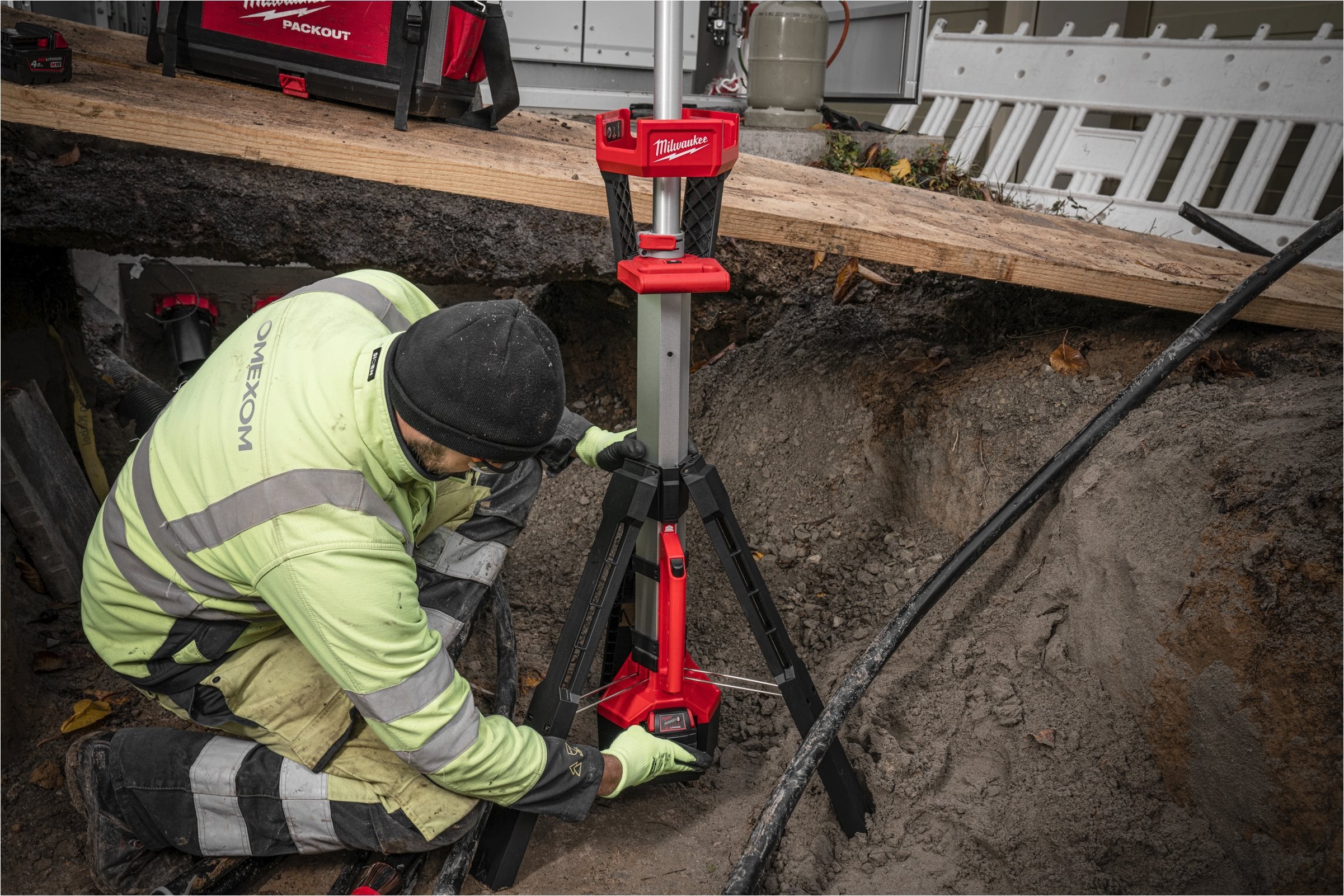 Proiector turn Milwaukee M18 SAL2-502B, 2 x acumulator M18 B5, 1 x încărcător M12-18 C, 1 x geantă de scule, cod 4933492903