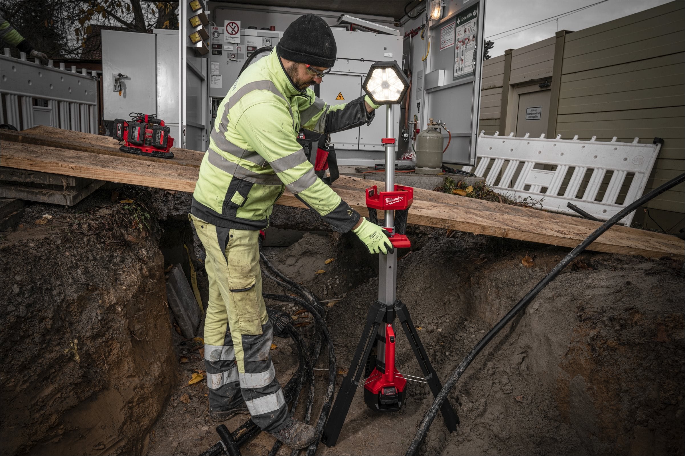 Proiector turn Milwaukee M18 SAL2-502B, 2 x acumulator M18 B5, 1 x încărcător M12-18 C, 1 x geantă de scule, cod 4933492903
