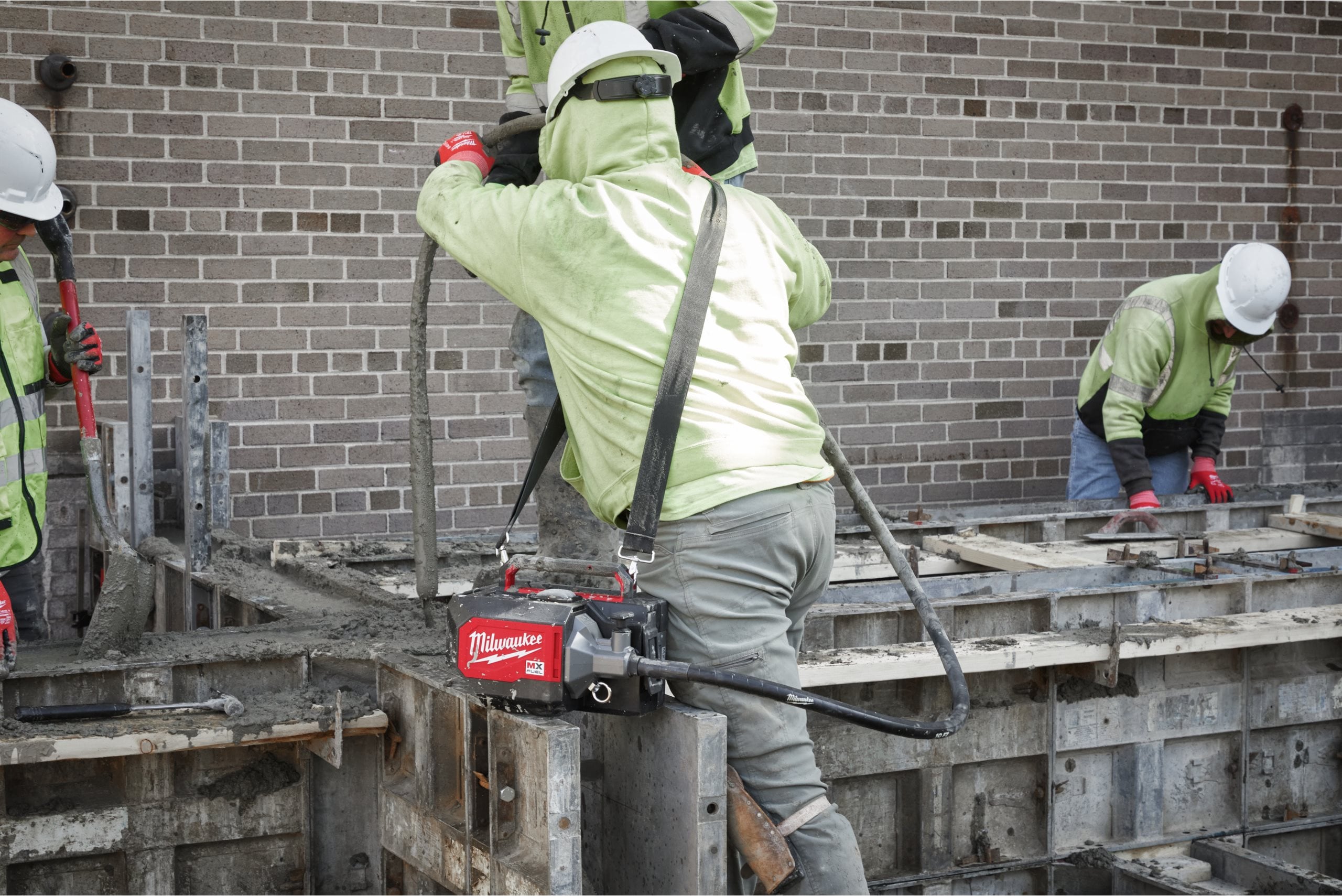 Vibrator de beton Milwaukee MXF CVBC cu servietă, MX FUEL™
