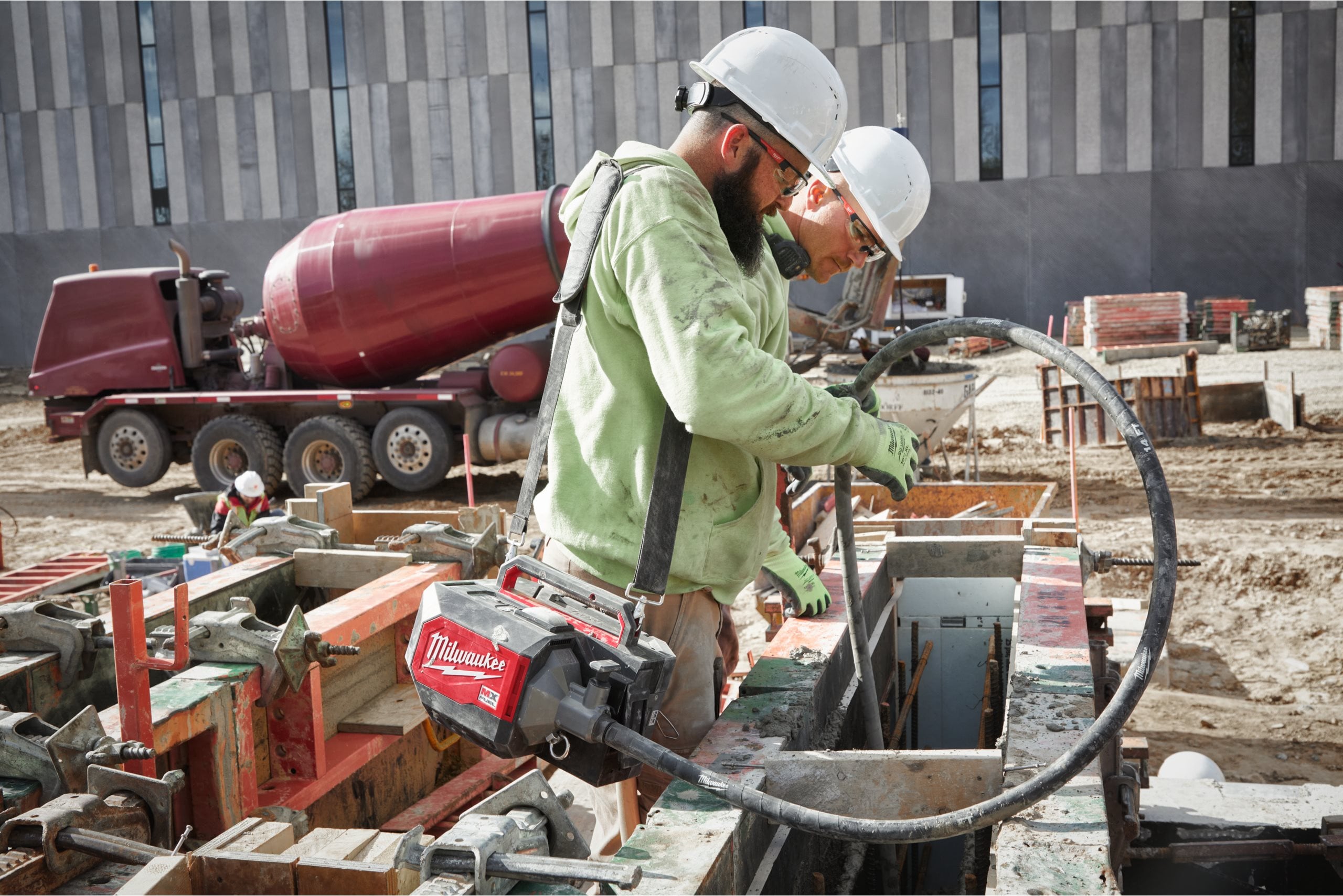 Vibrator de beton Milwaukee MXF CVBC cu servietă, MX FUEL™