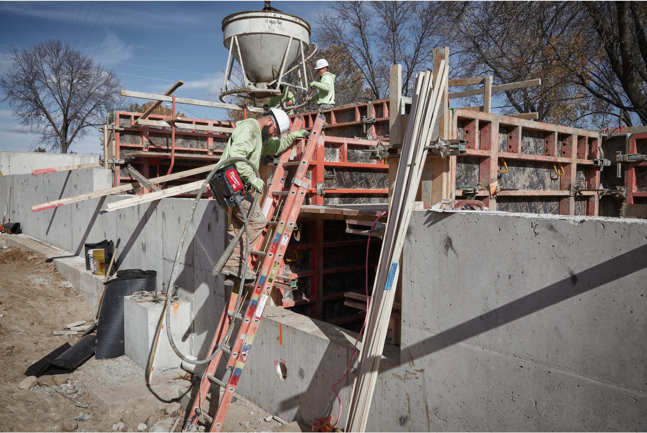 Vibrator de beton Milwaukee MXF CVBC cu servietă, MX FUEL™