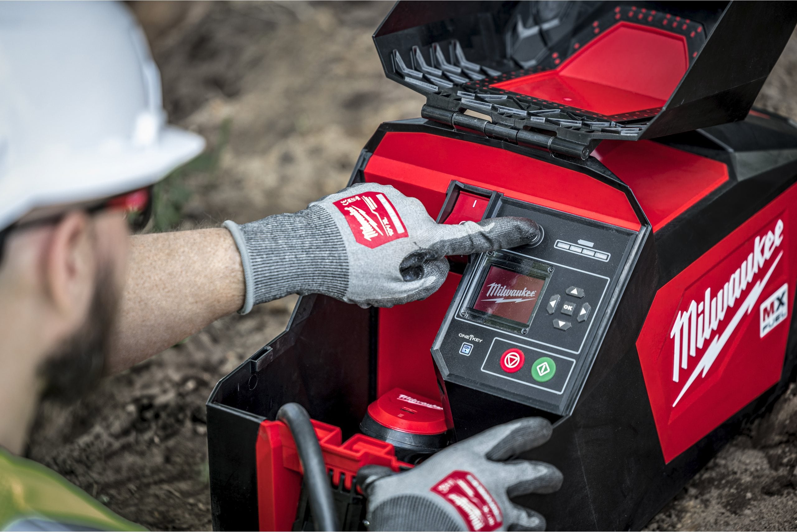 Aparat de electrofuziune Milwaukee MXF EFP-802, MX FUEL™, ONE-KEY™, cabluri de 4.5 m, scaner de coduri de bare, set de vârfuri de fuziune, 2 x acumulator MXF XC608 FORGE, 1 x încărcător MXF C, cod 4933493806