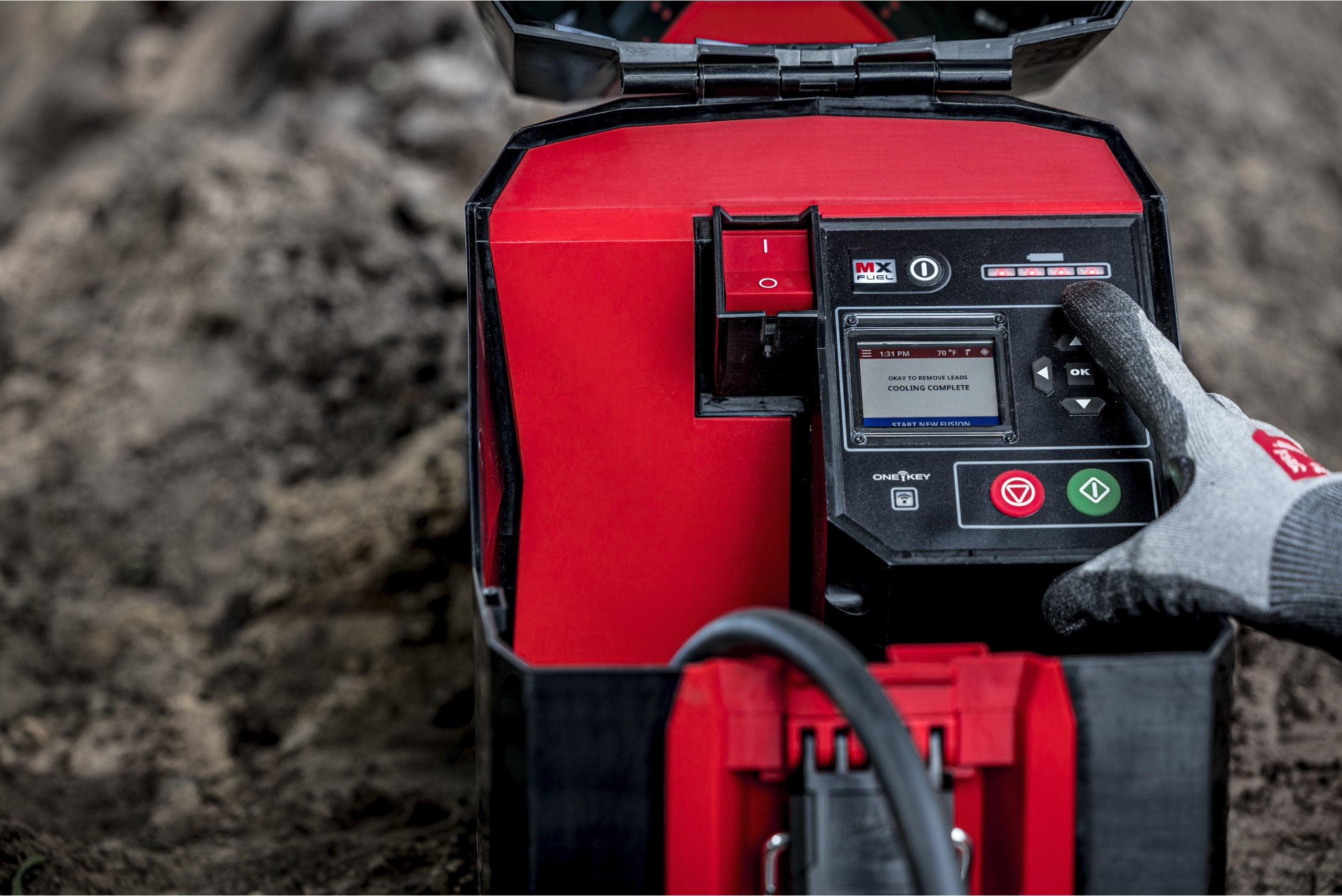 Aparat de electrofuziune Milwaukee MXF EFP-802, MX FUEL™, ONE-KEY™, cabluri de 4.5 m, scaner de coduri de bare, set de vârfuri de fuziune, 2 x acumulator MXF XC608 FORGE, 1 x încărcător MXF C, cod 4933493806