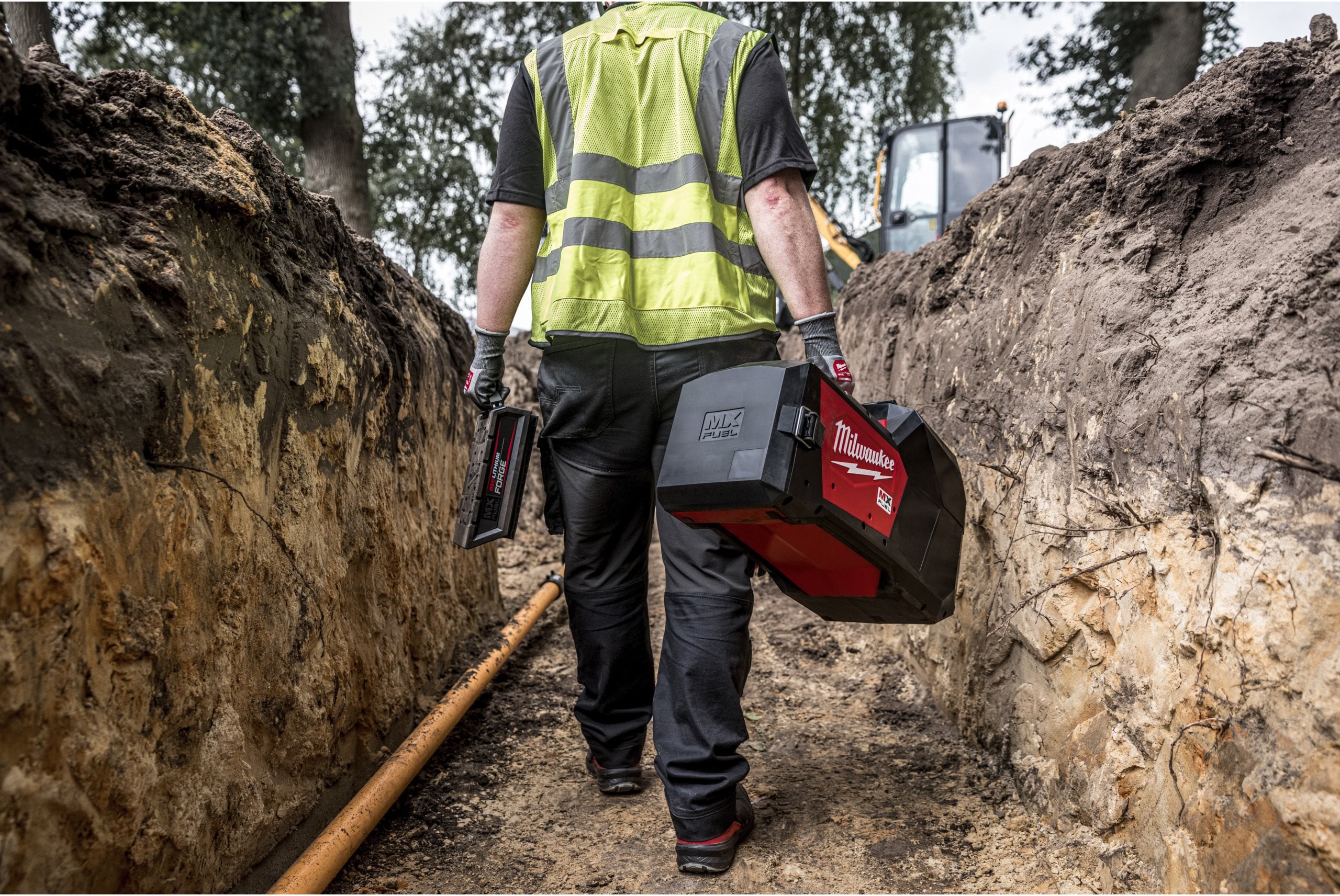 Aparat de electrofuziune Milwaukee MXF EFP-802, MX FUEL™, ONE-KEY™, cabluri de 4.5 m, scaner de coduri de bare, set de vârfuri de fuziune, 2 x acumulator MXF XC608 FORGE, 1 x încărcător MXF C, cod 4933493806