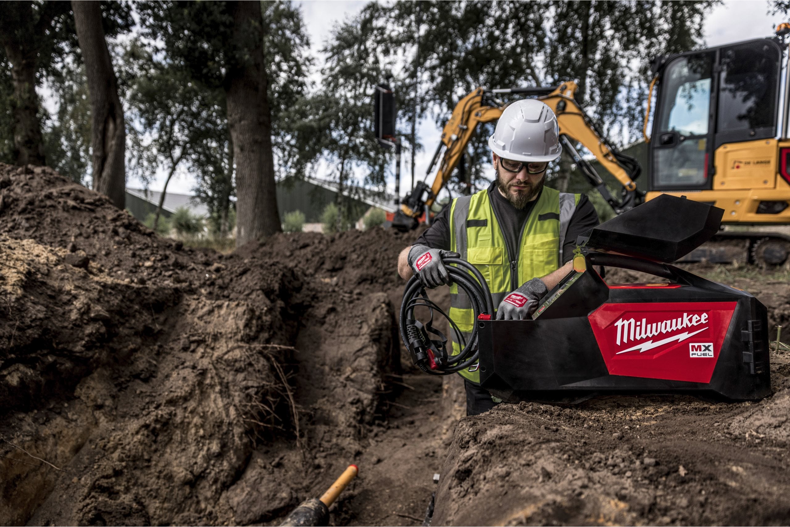 Aparat de electrofuziune Milwaukee MXF EFP-802, MX FUEL™, ONE-KEY™, cabluri de 4.5 m, scaner de coduri de bare, set de vârfuri de fuziune, 2 x acumulator MXF XC608 FORGE, 1 x încărcător MXF C, cod 4933493806